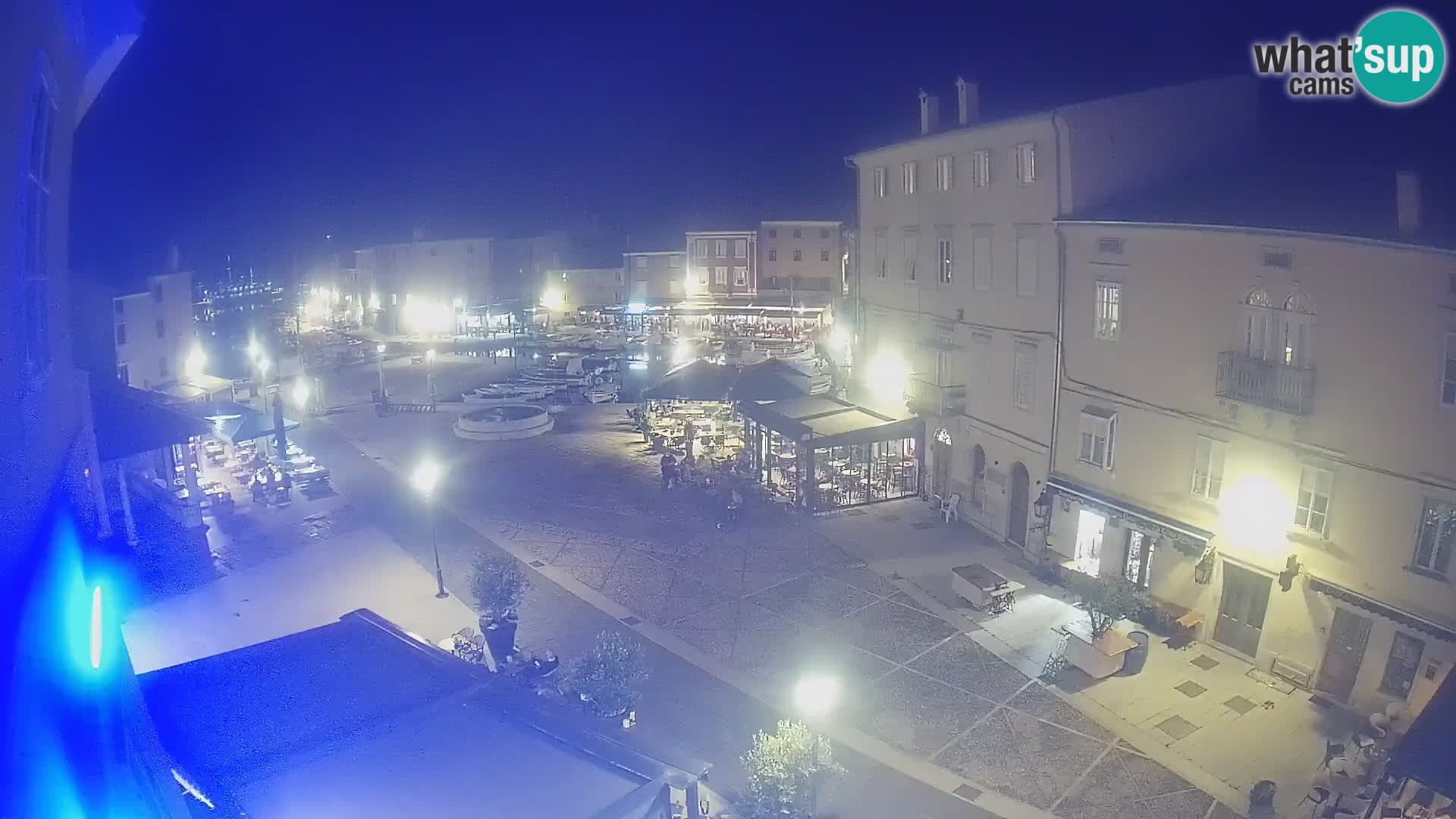 V ŽIVO spletna kamera Cres mesto – glavni trg in “mandrač” – otok Cres – Hrvaška