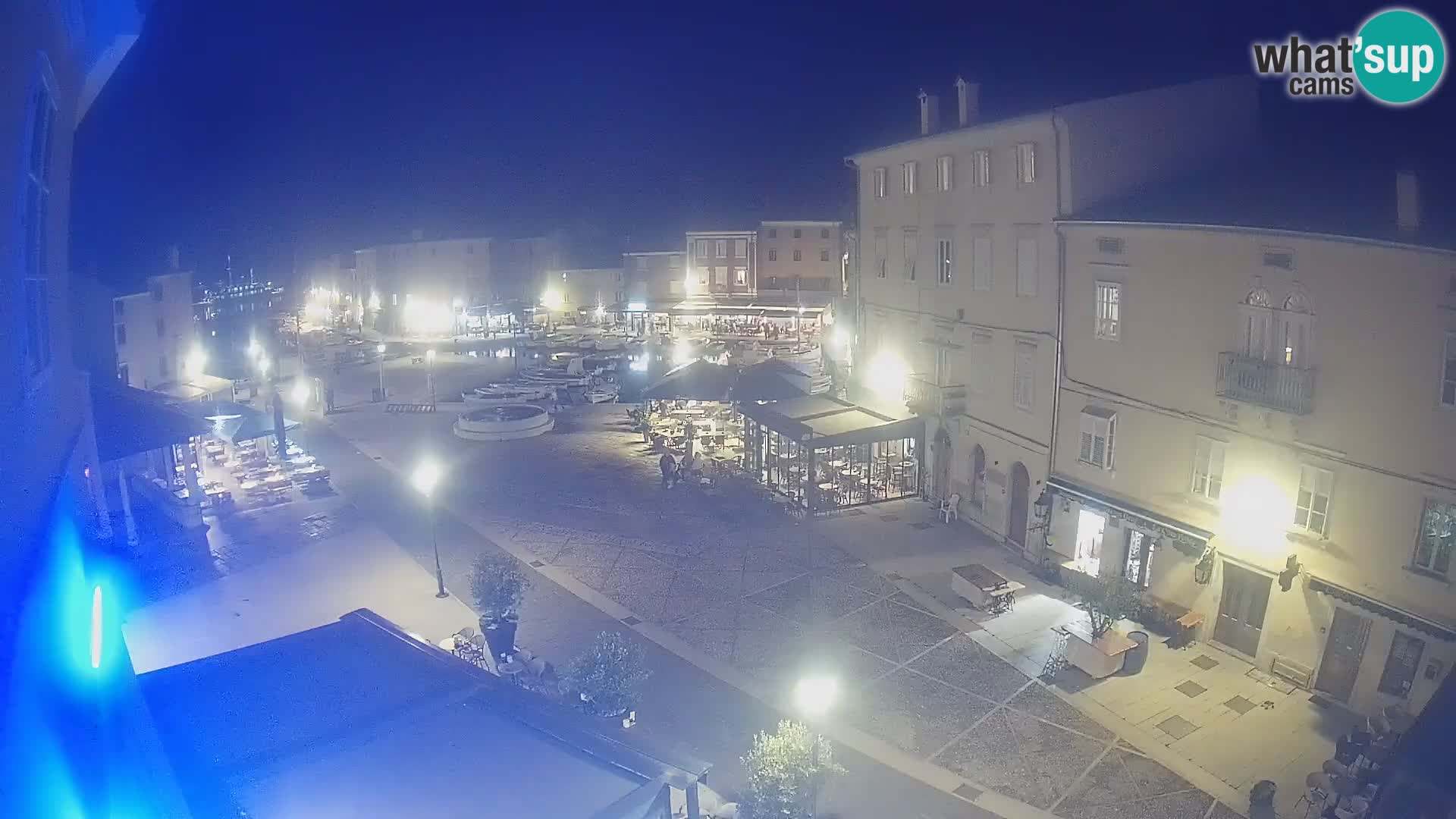 V ŽIVO spletna kamera Cres mesto – glavni trg in “mandrač” – otok Cres – Hrvaška