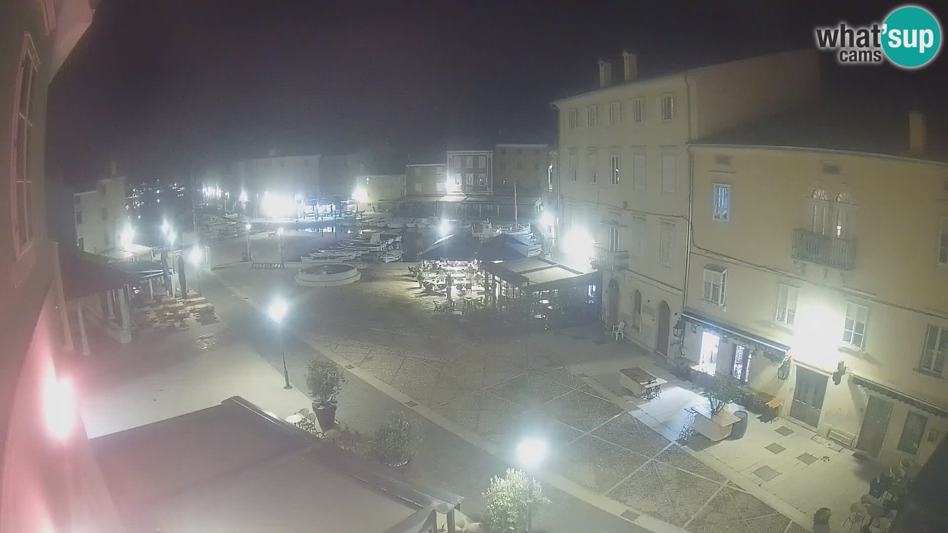 Web kamera Grad Cres – glavni trg i “mandrač” – otok Cres
