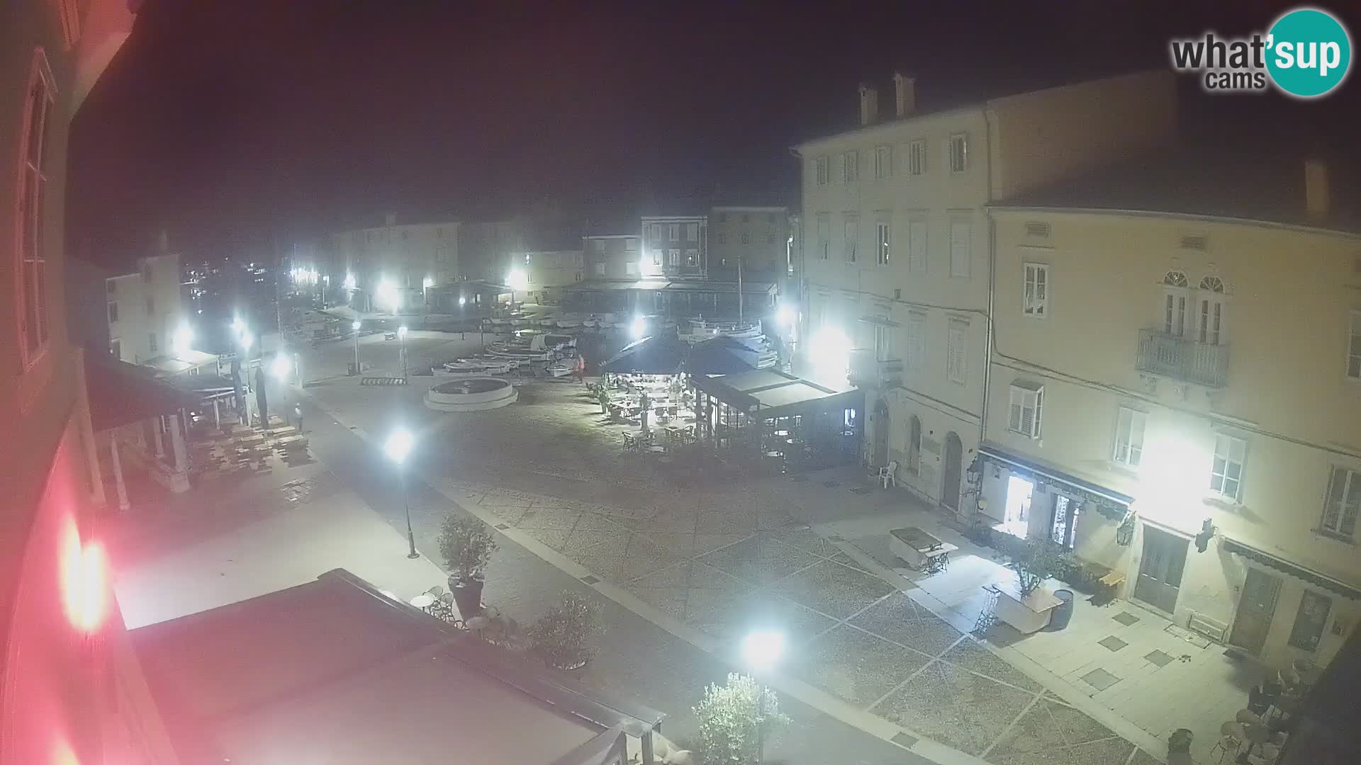 V ŽIVO spletna kamera Cres mesto – glavni trg in “mandrač” – otok Cres – Hrvaška