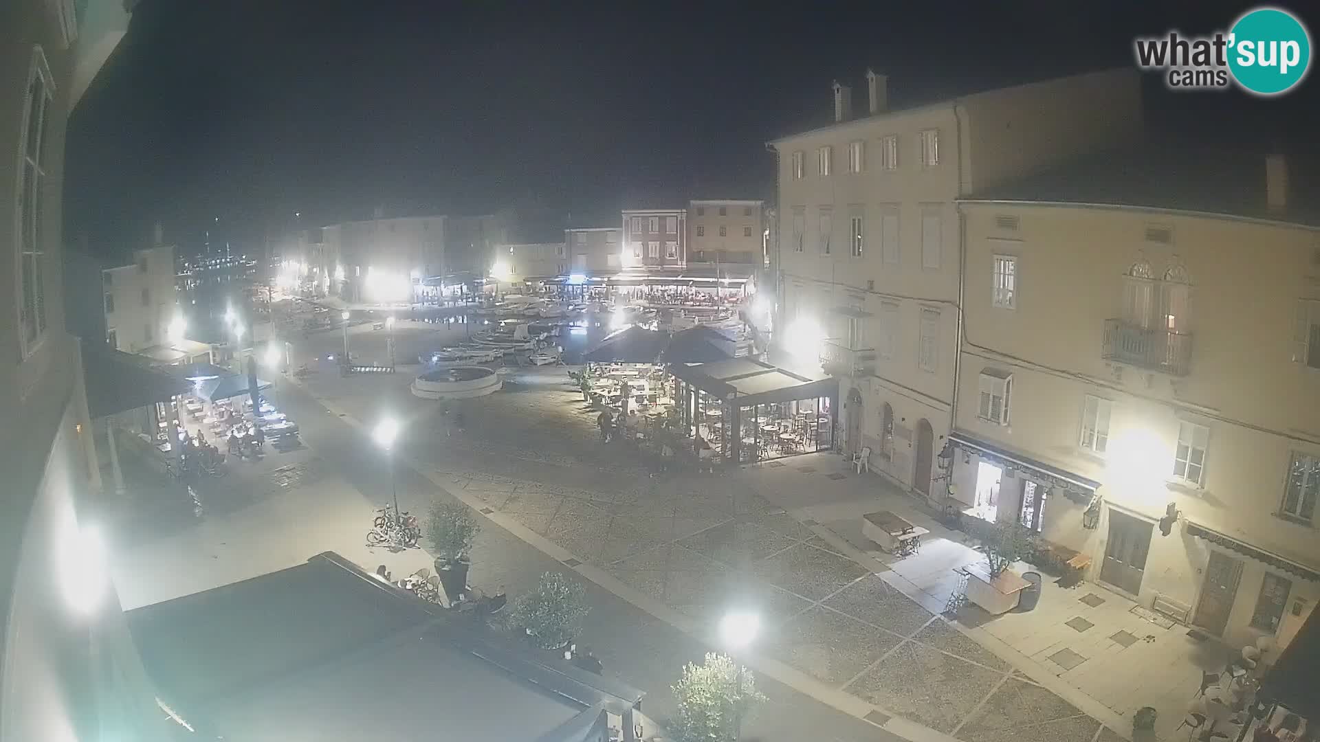 Web kamera Grad Cres – glavni trg i “mandrač” – otok Cres