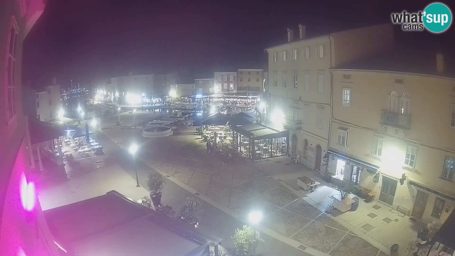 Web kamera Grad Cres – glavni trg i “mandrač” – otok Cres