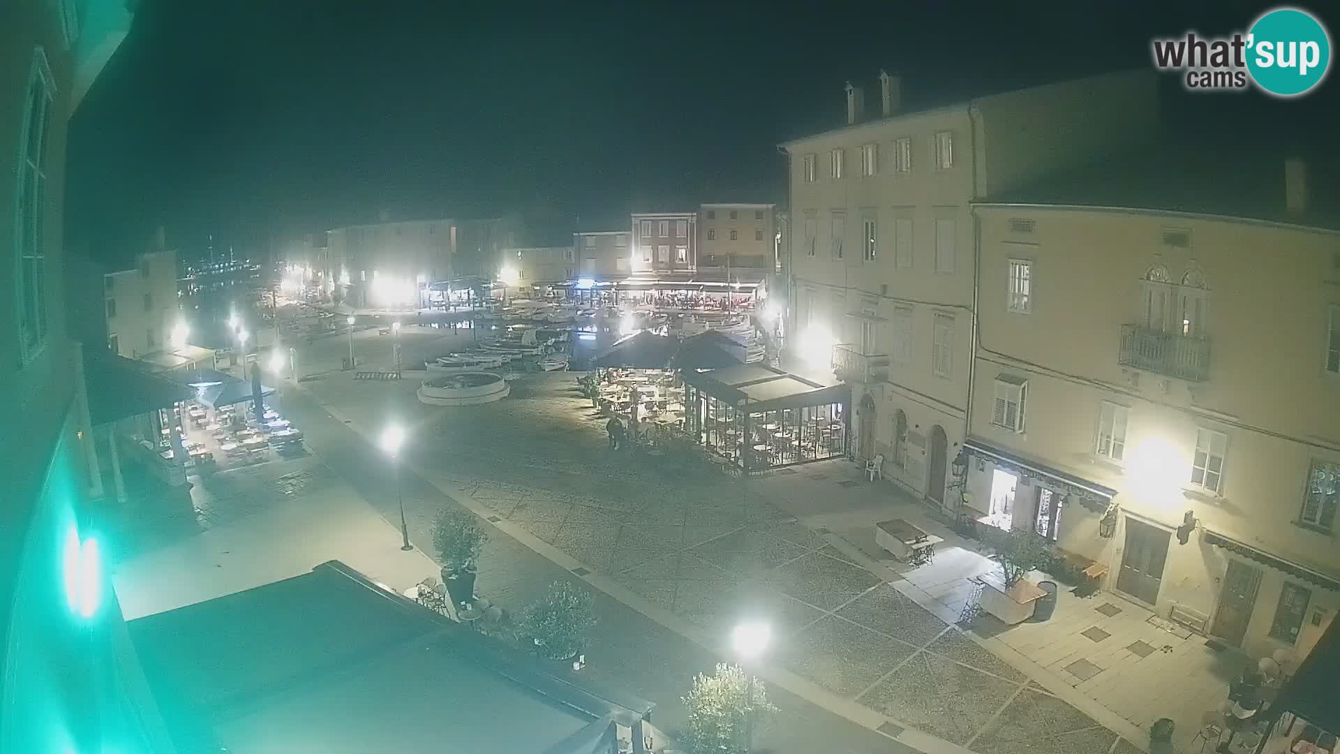 Web kamera Grad Cres – glavni trg i “mandrač” – otok Cres
