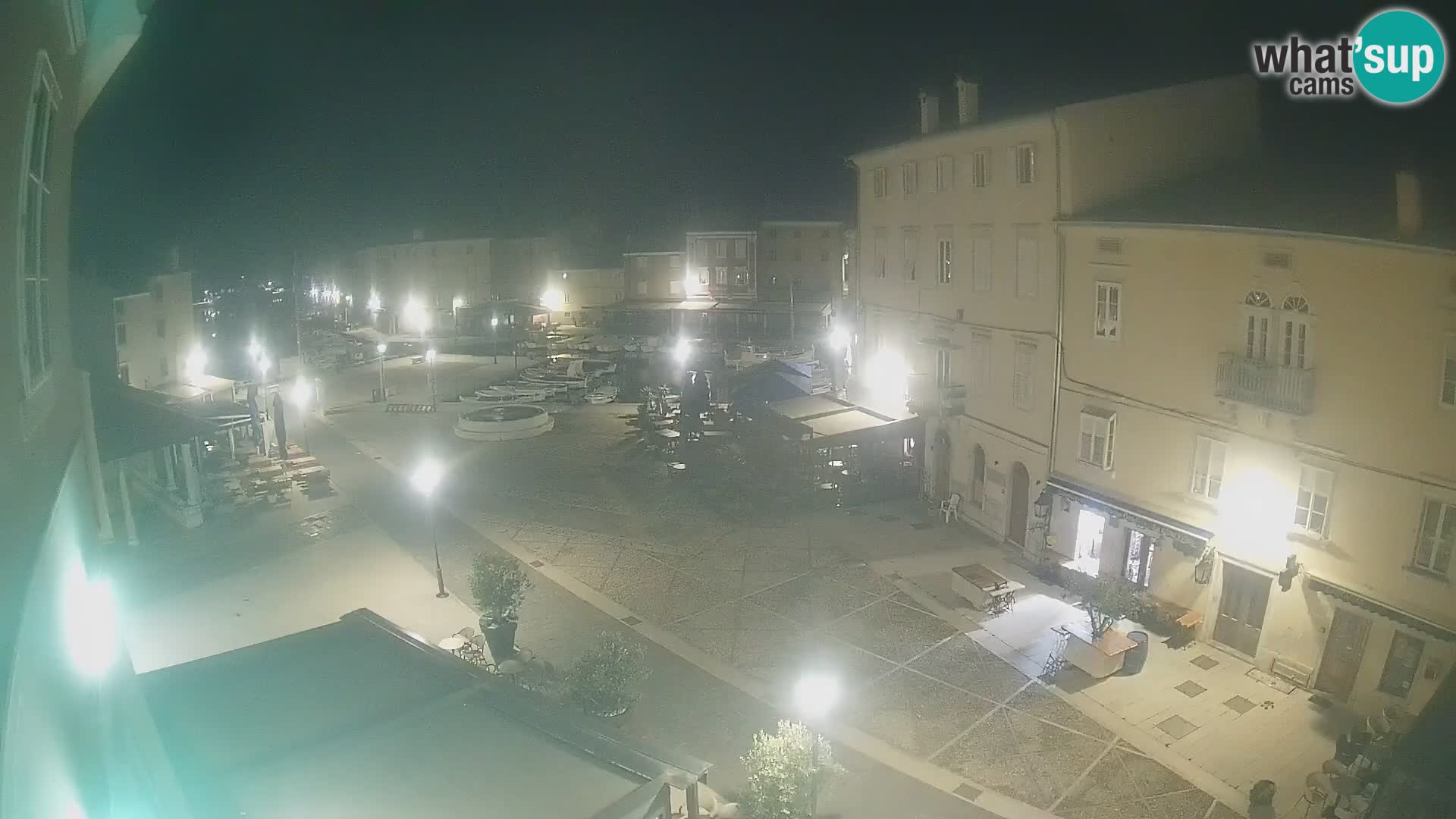 V ŽIVO spletna kamera Cres mesto – glavni trg in “mandrač” – otok Cres – Hrvaška