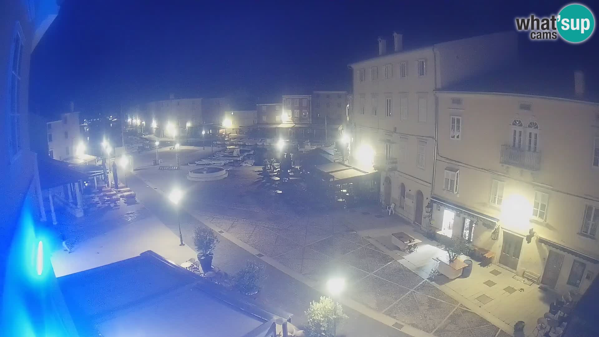 Web kamera Grad Cres – glavni trg i “mandrač” – otok Cres
