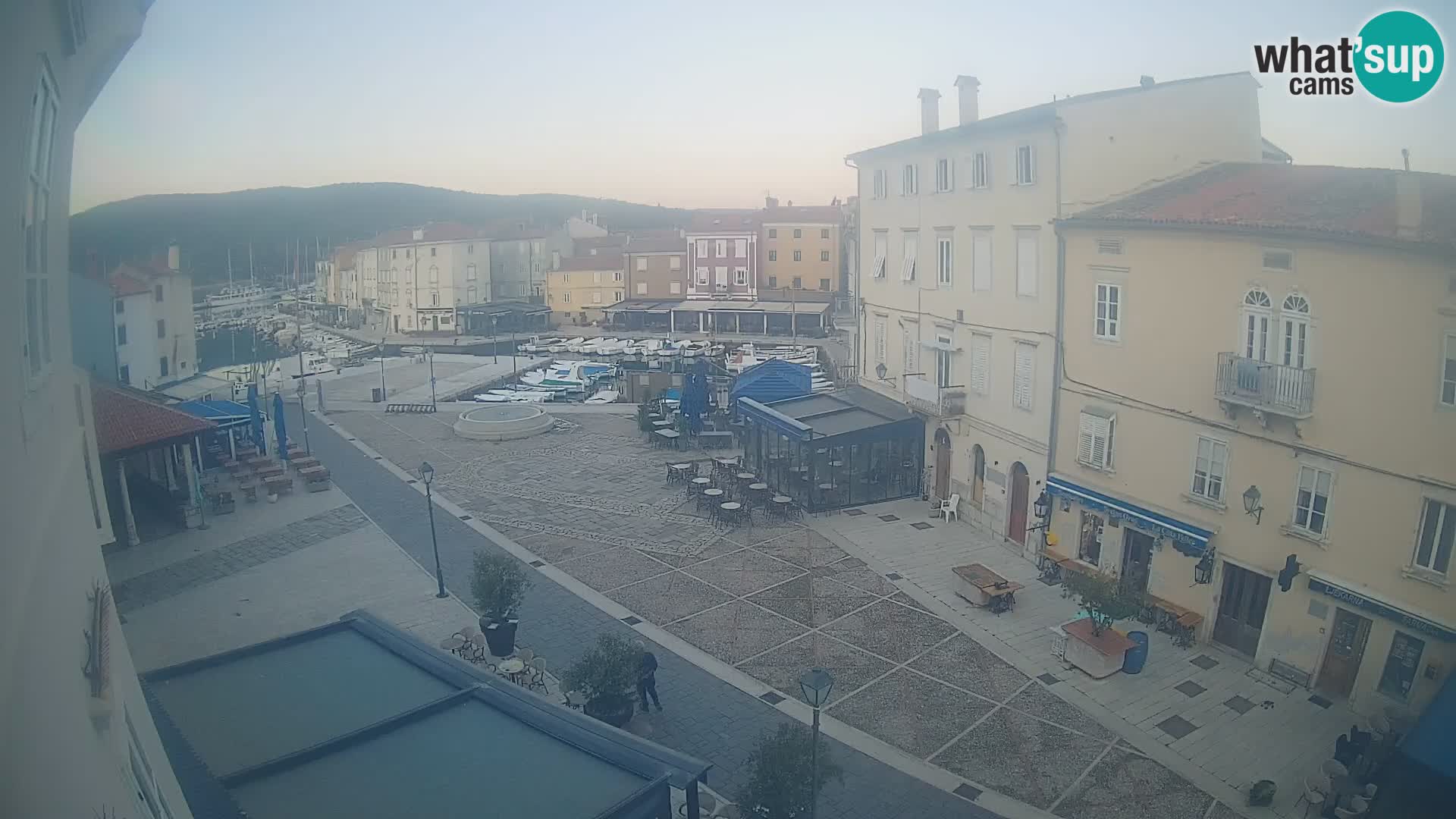 Cámara en vivo ciudad de Cres – plaza principal y “mandrač” – isla de Cres – Croacia