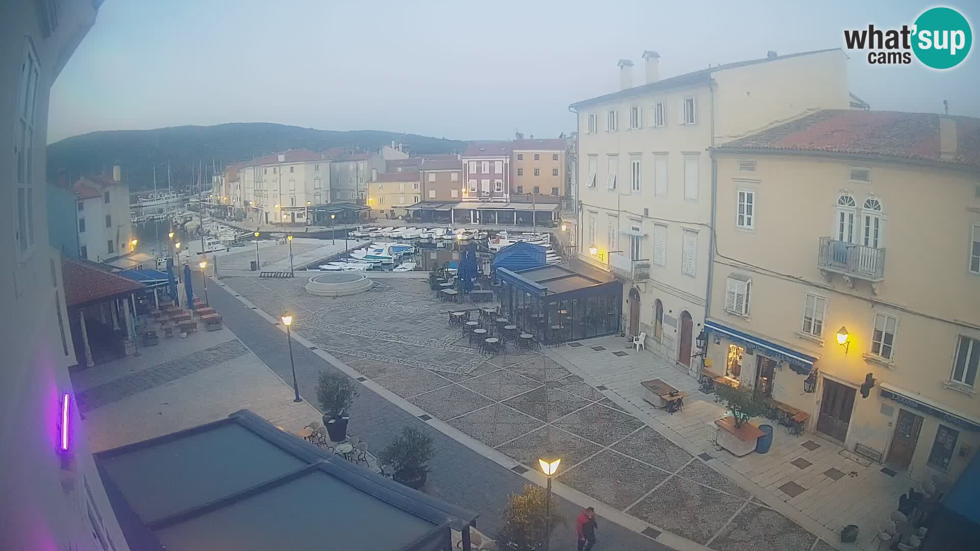 Cámara en vivo ciudad de Cres – plaza principal y “mandrač” – isla de Cres – Croacia