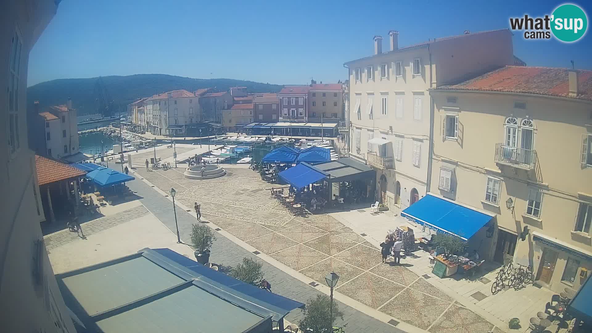 V ŽIVO spletna kamera Cres mesto – glavni trg in “mandrač” – otok Cres – Hrvaška