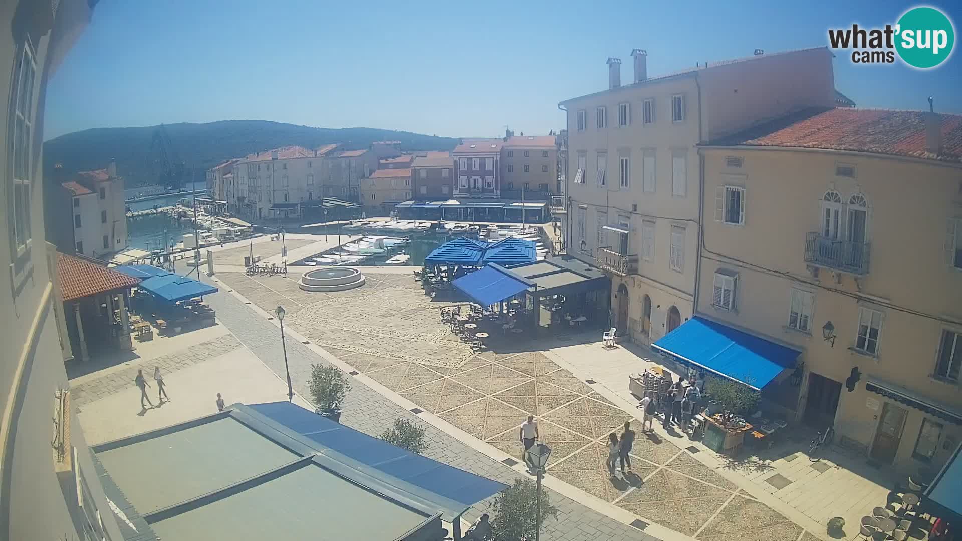 Kamera v ŽIVO Cres mesto – glavni trg in “mandrač” – otok Cres – Hrvaška