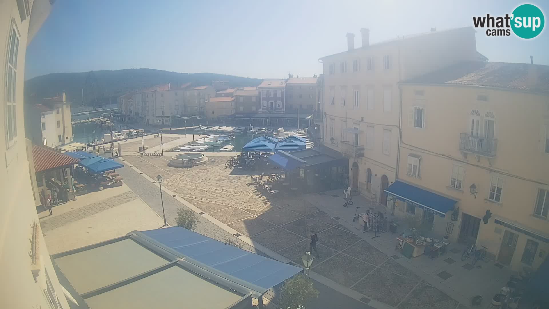 Cámara en vivo ciudad de Cres – plaza principal y “mandrač” – isla de Cres – Croacia