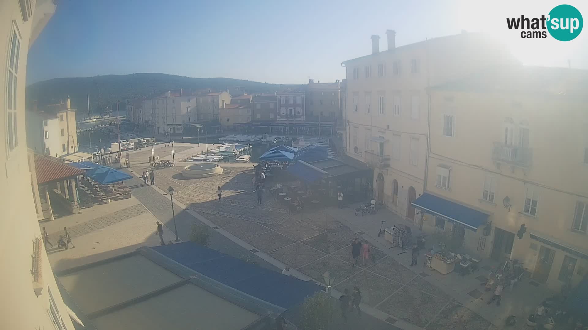 V ŽIVO spletna kamera Cres mesto – glavni trg in “mandrač” – otok Cres – Hrvaška