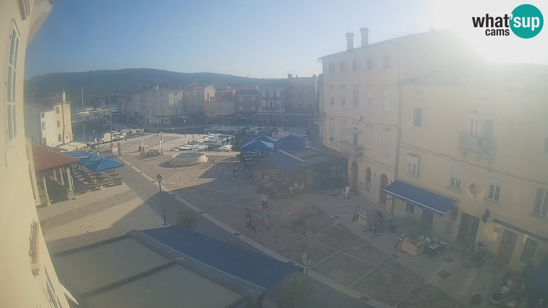 V ŽIVO spletna kamera Cres mesto – glavni trg in “mandrač” – otok Cres – Hrvaška