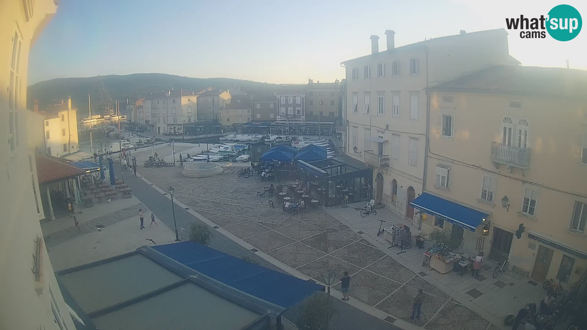 Web kamera Grad Cres – glavni trg i “mandrač” – otok Cres