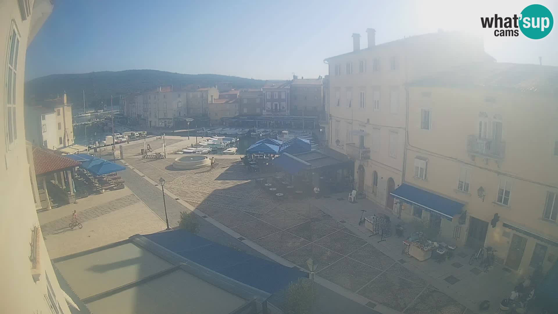 Web kamera Grad Cres – glavni trg i “mandrač” – otok Cres