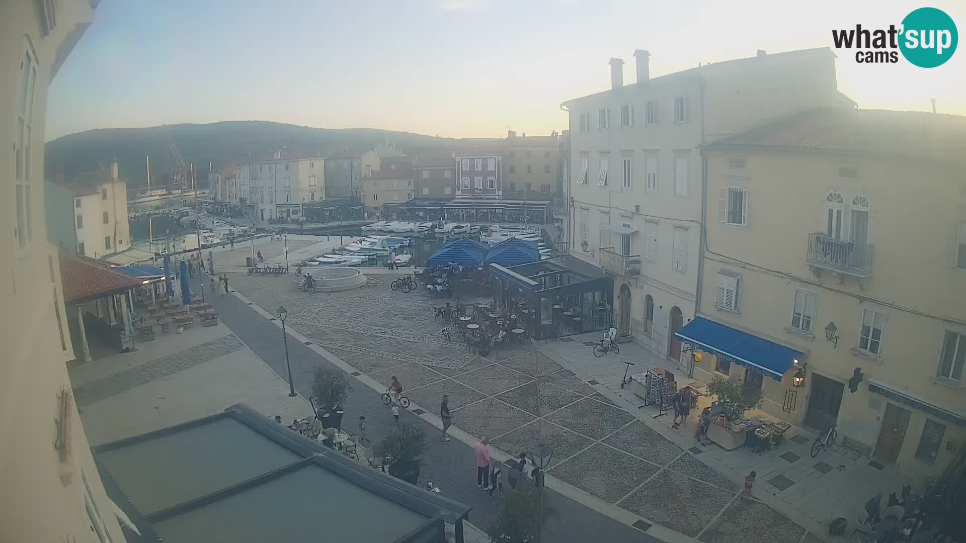 Cámara en vivo ciudad de Cres – plaza principal y “mandrač” – isla de Cres – Croacia
