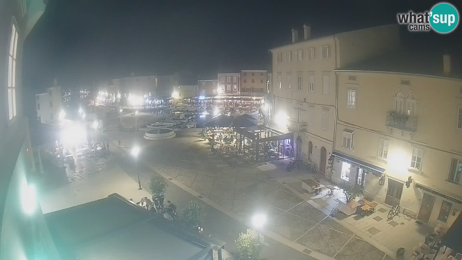 V ŽIVO spletna kamera Cres mesto – glavni trg in “mandrač” – otok Cres – Hrvaška
