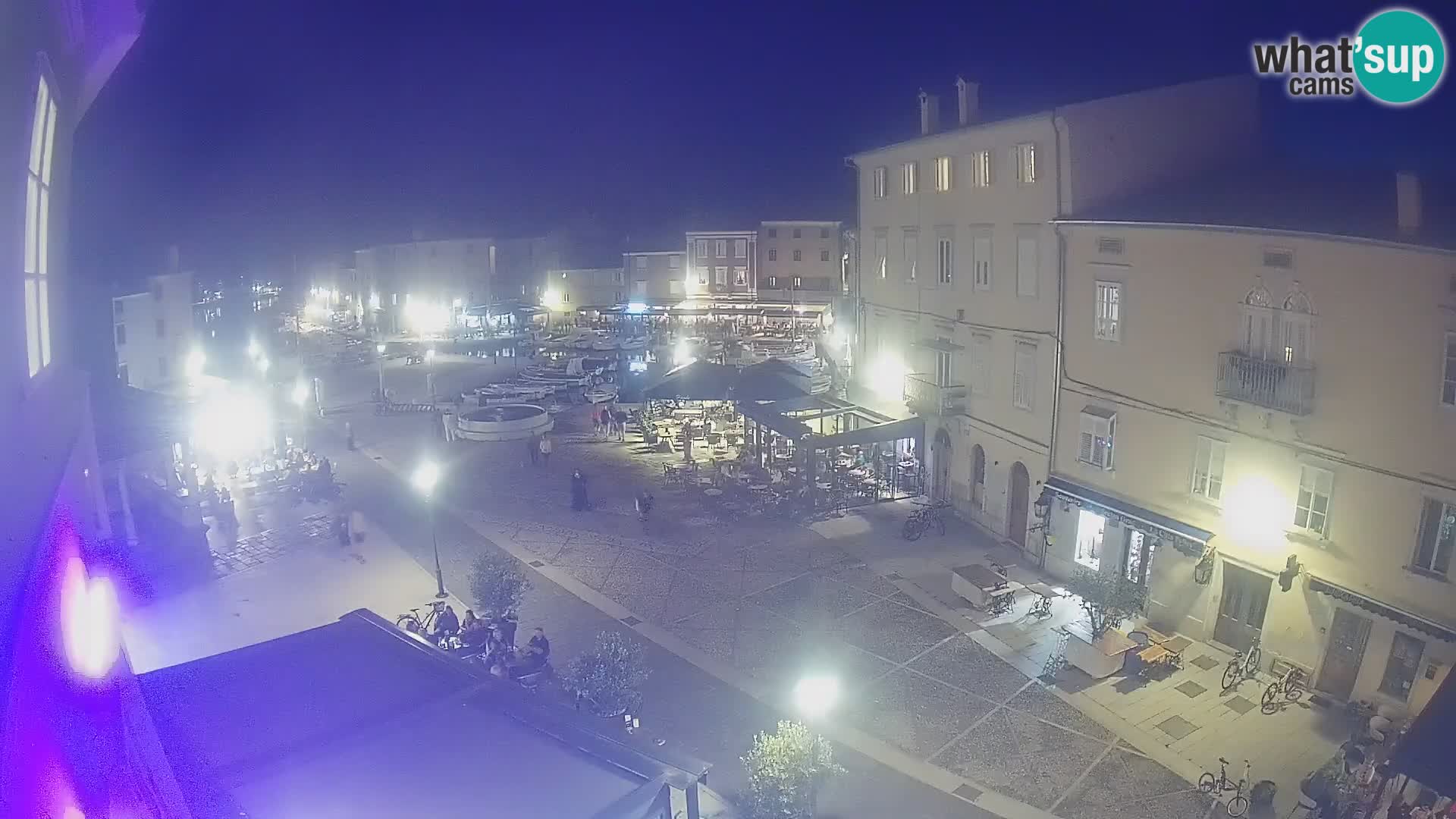 Web kamera Grad Cres – glavni trg i “mandrač” – otok Cres