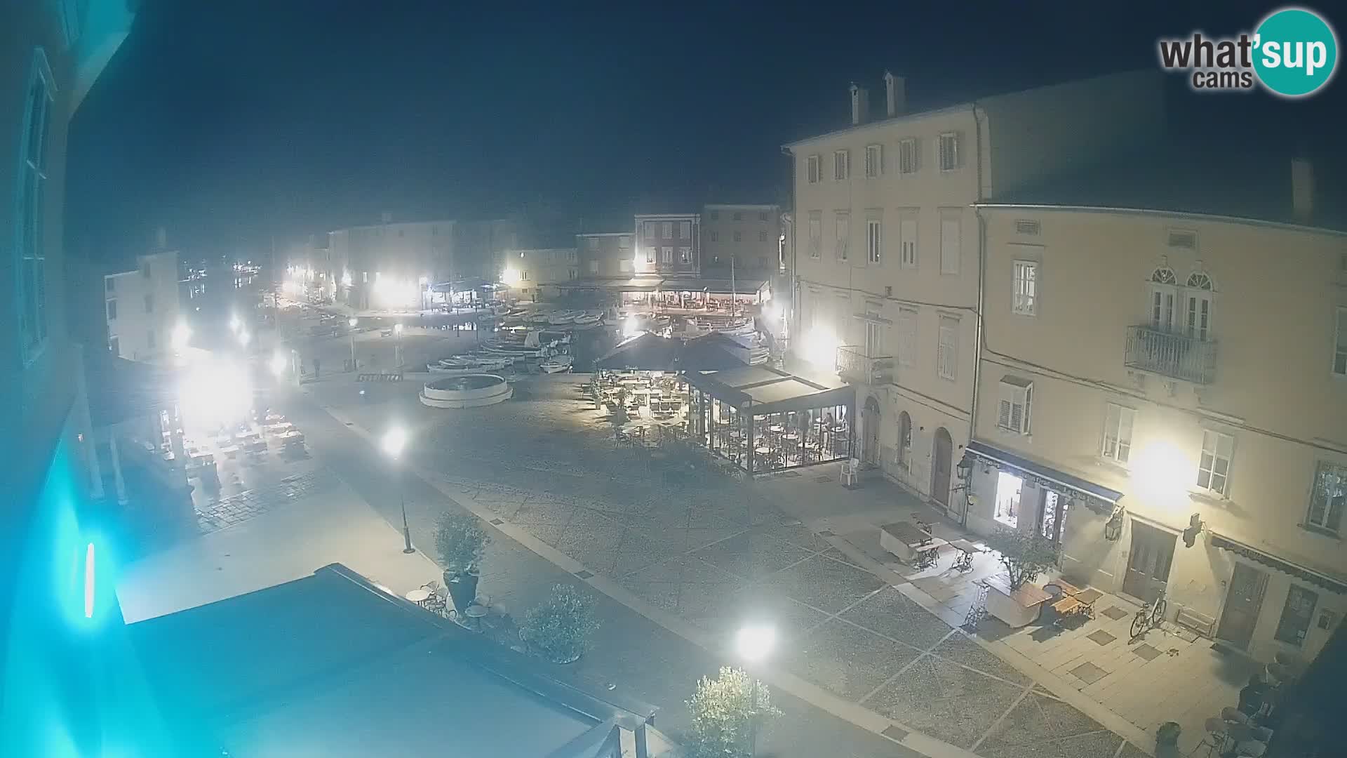 Web kamera Grad Cres – glavni trg i “mandrač” – otok Cres