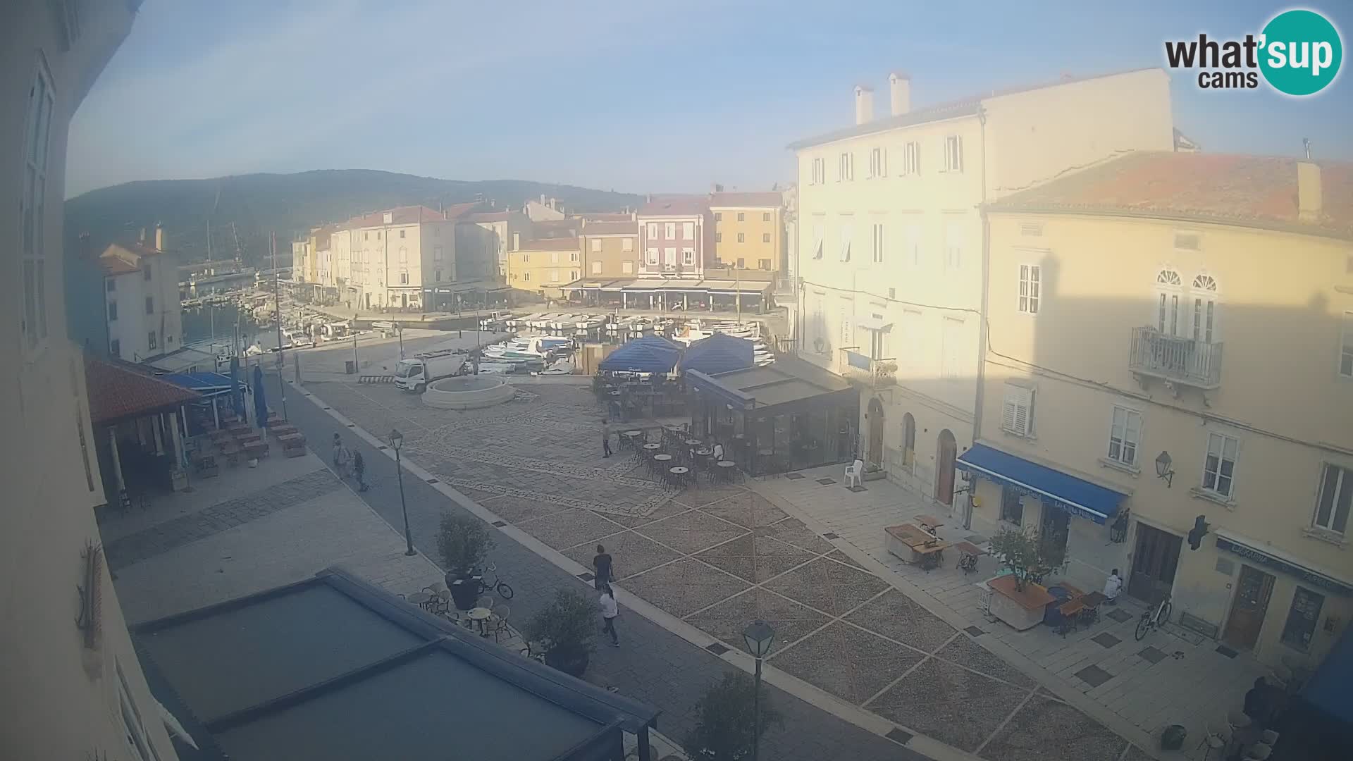 Kamera v ŽIVO Cres mesto – glavni trg in “mandrač” – otok Cres – Hrvaška