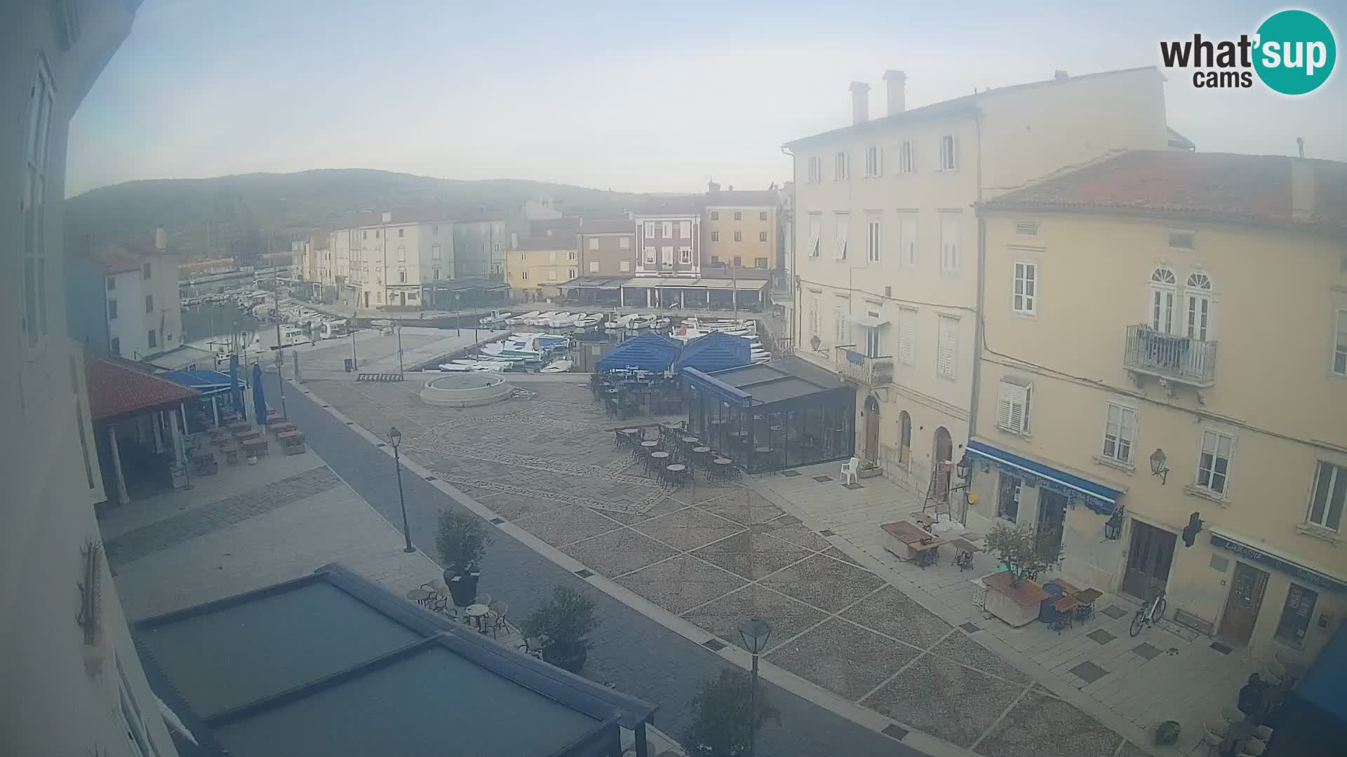 Kamera v ŽIVO Cres mesto – glavni trg in “mandrač” – otok Cres – Hrvaška