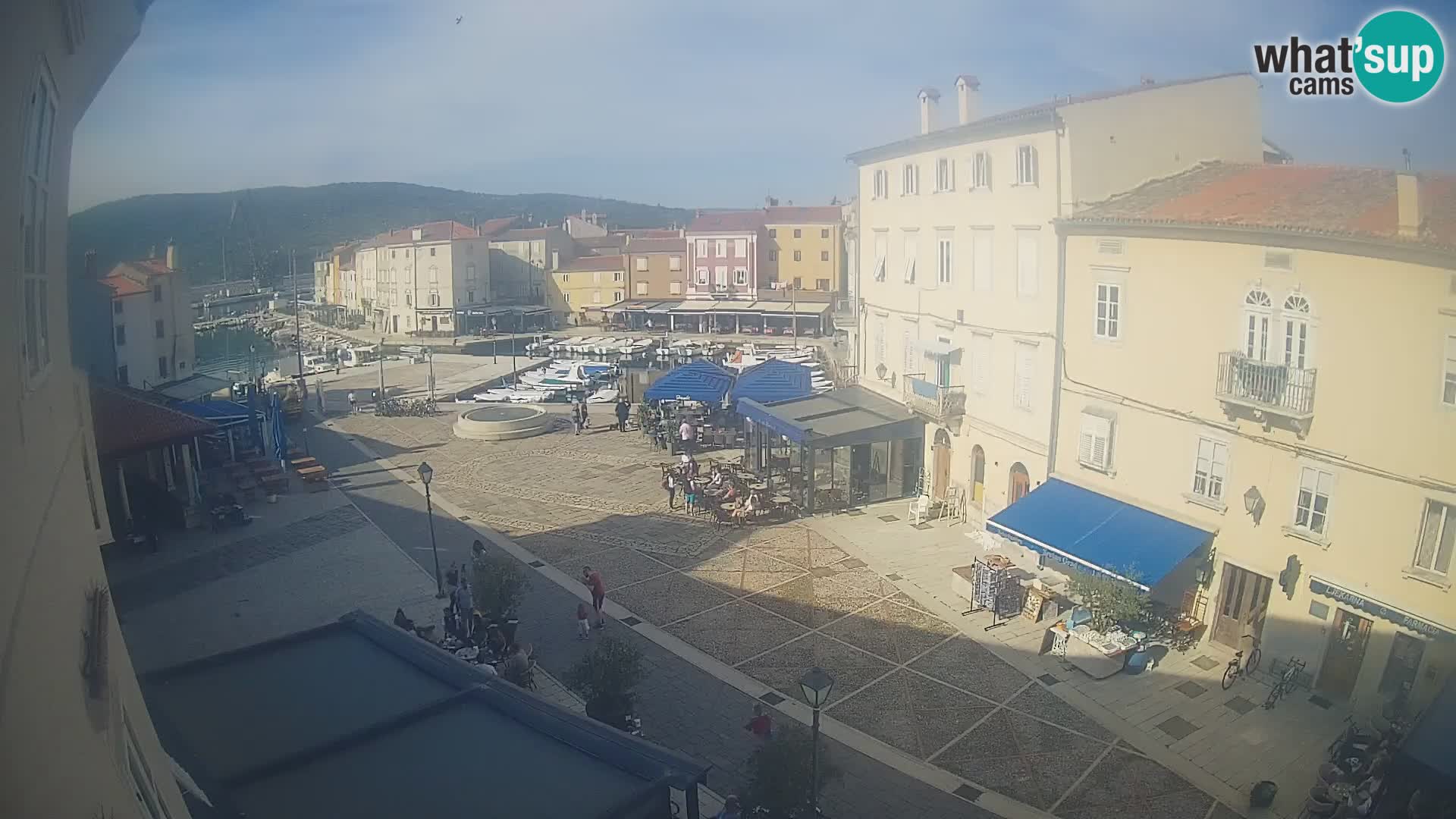 Web kamera Grad Cres – glavni trg i “mandrač” – otok Cres