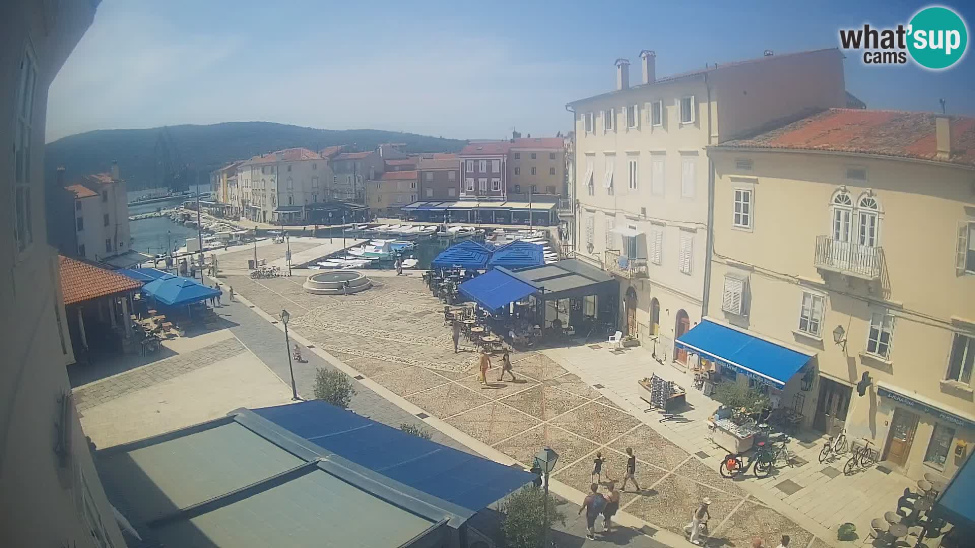 Kamera v ŽIVO Cres mesto – glavni trg in “mandrač” – otok Cres – Hrvaška