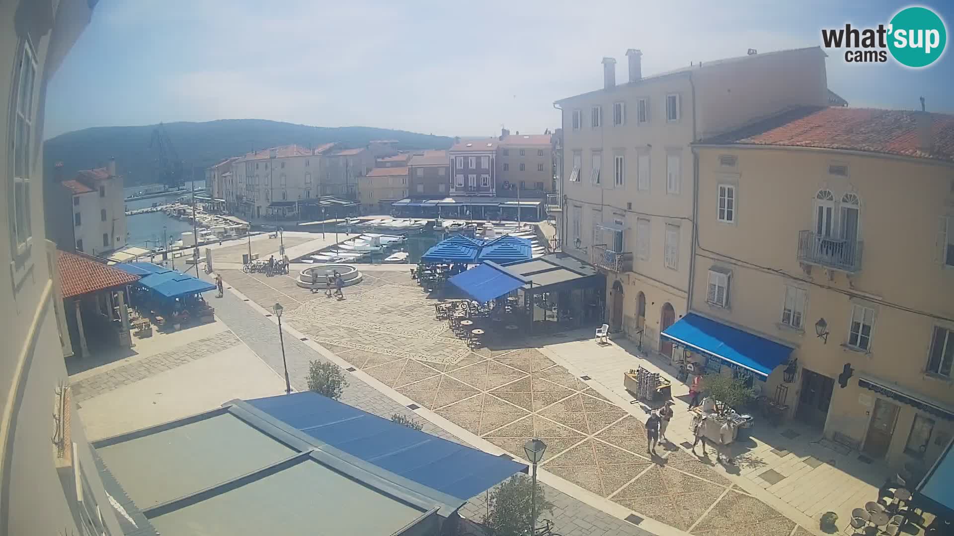 Web kamera Grad Cres – glavni trg i “mandrač” – otok Cres