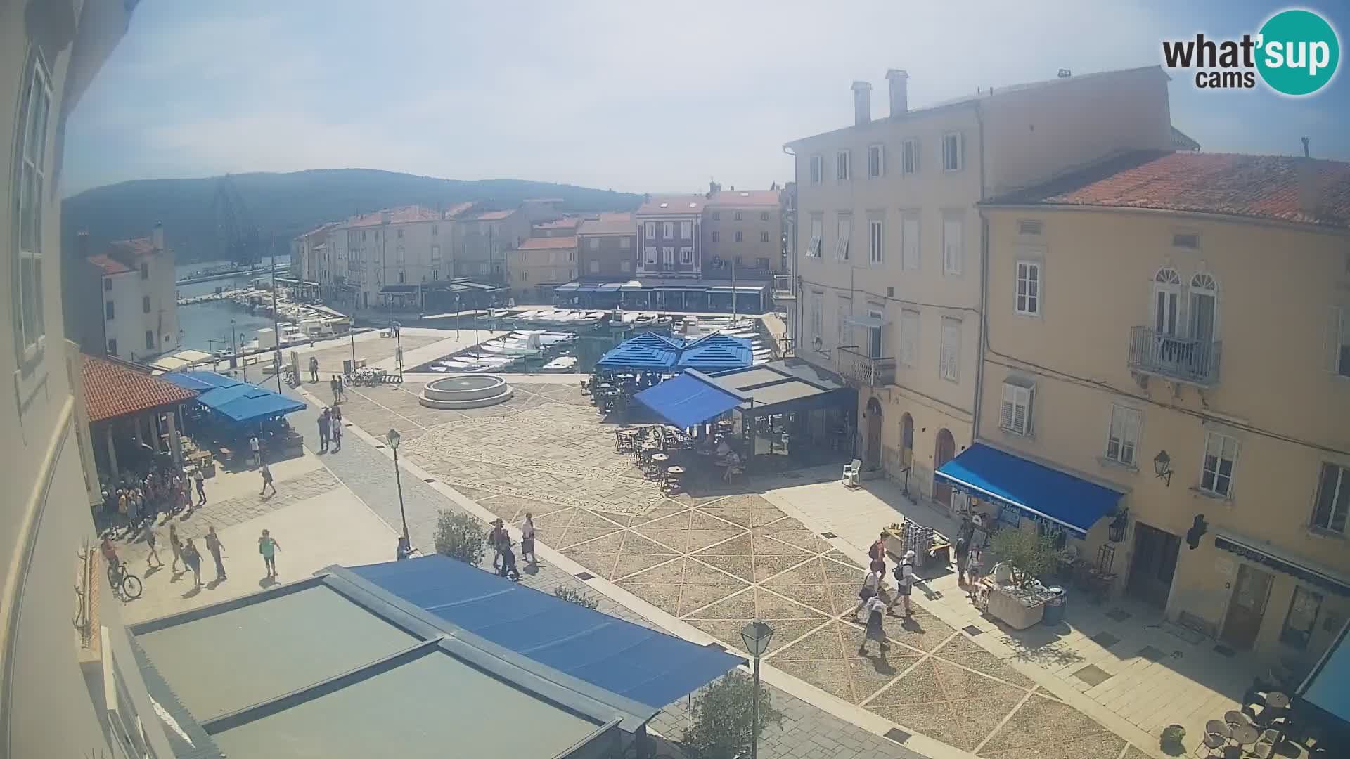 Web kamera Grad Cres – glavni trg i “mandrač” – otok Cres