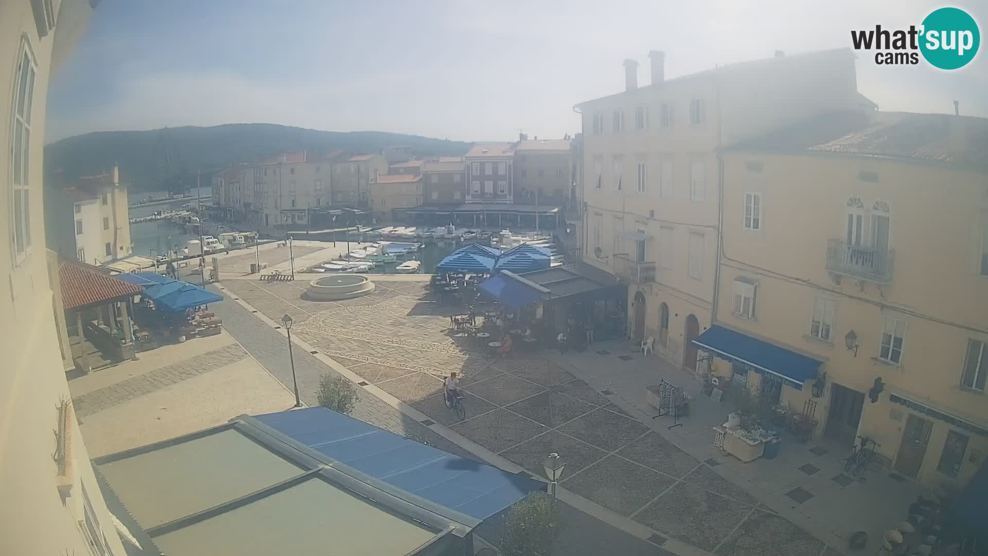 Web kamera Grad Cres – glavni trg i “mandrač” – otok Cres