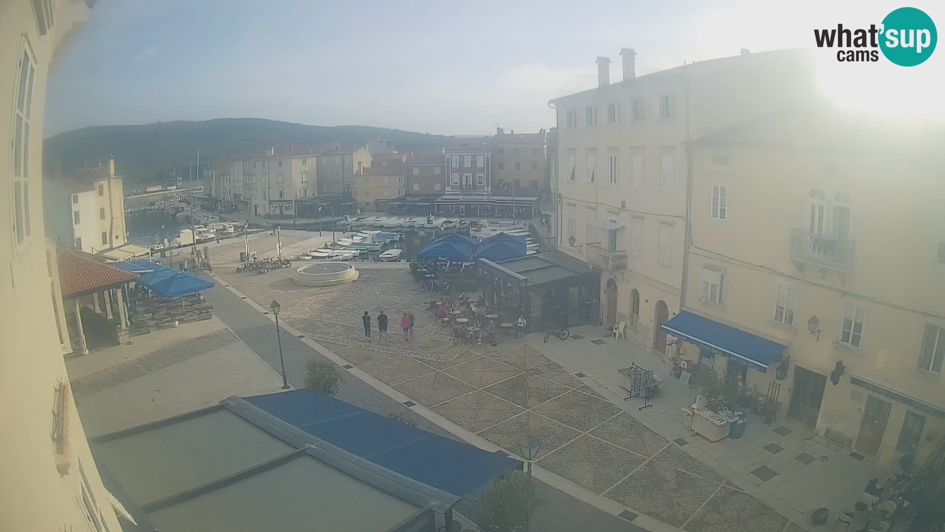 Kamera v ŽIVO Cres mesto – glavni trg in “mandrač” – otok Cres – Hrvaška