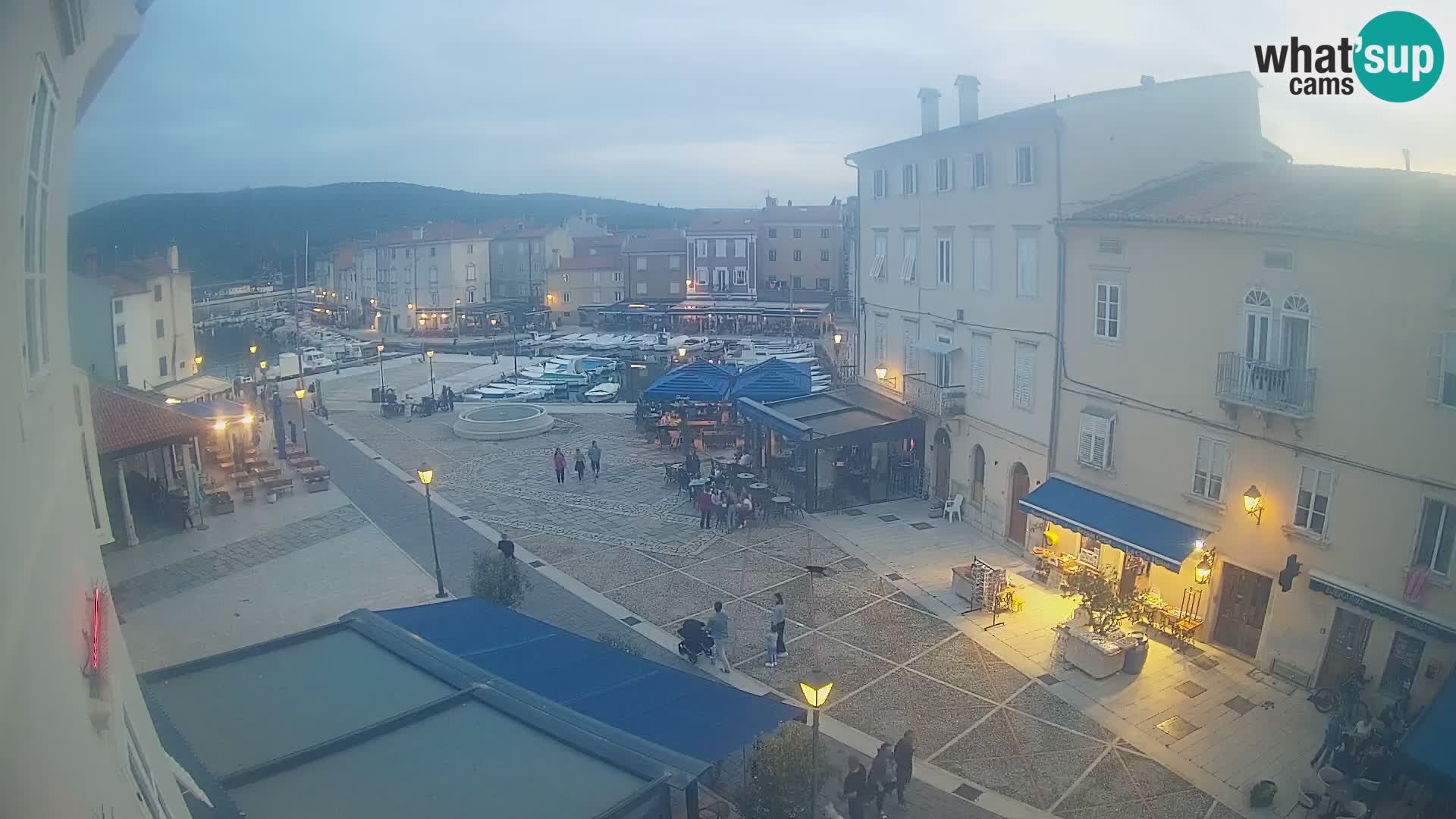 Web kamera Grad Cres – glavni trg i “mandrač” – otok Cres