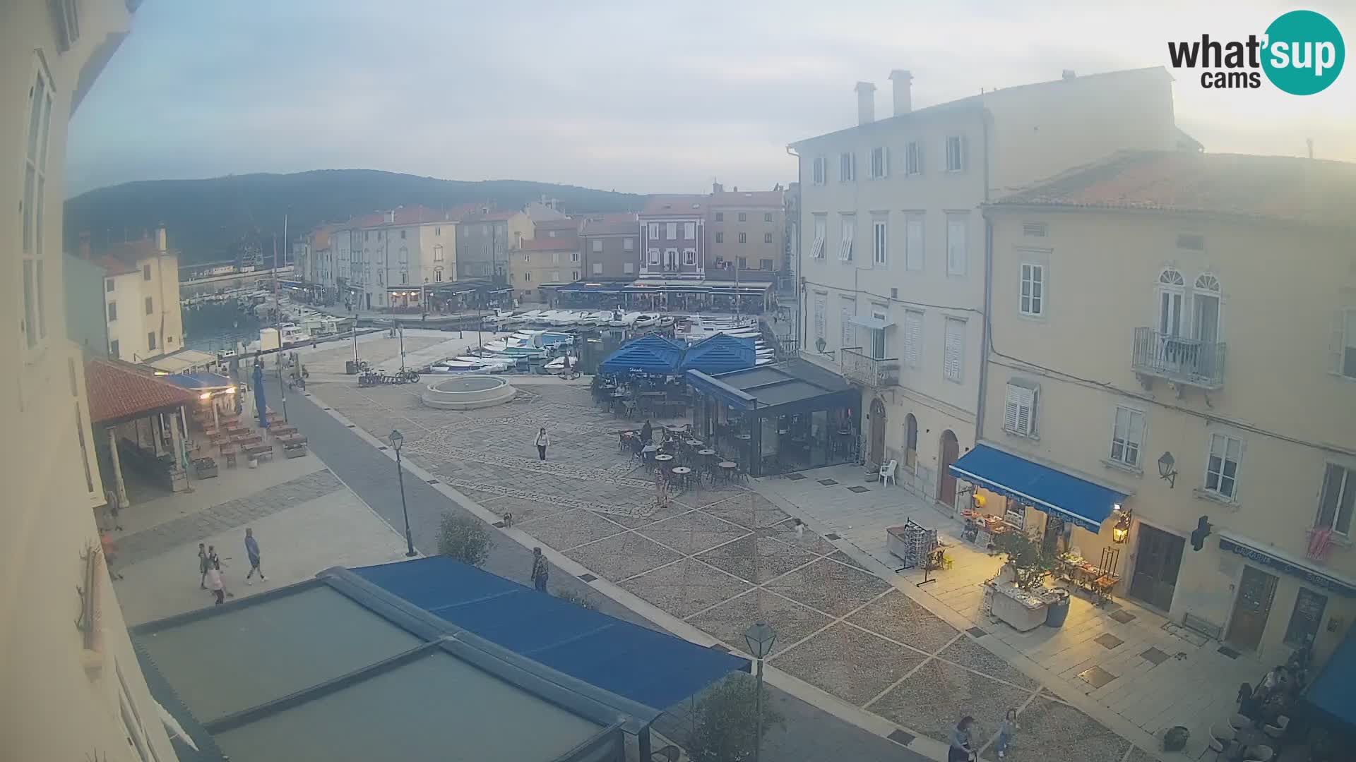 Web kamera Grad Cres – glavni trg i “mandrač” – otok Cres