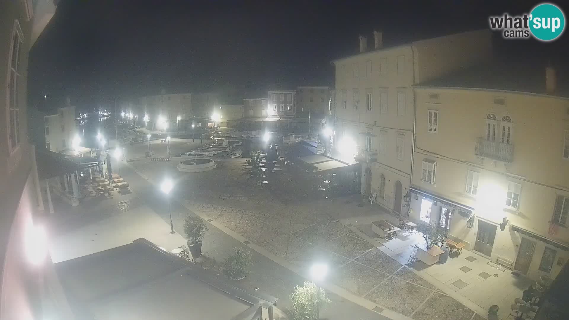 V ŽIVO spletna kamera Cres mesto – glavni trg in “mandrač” – otok Cres – Hrvaška