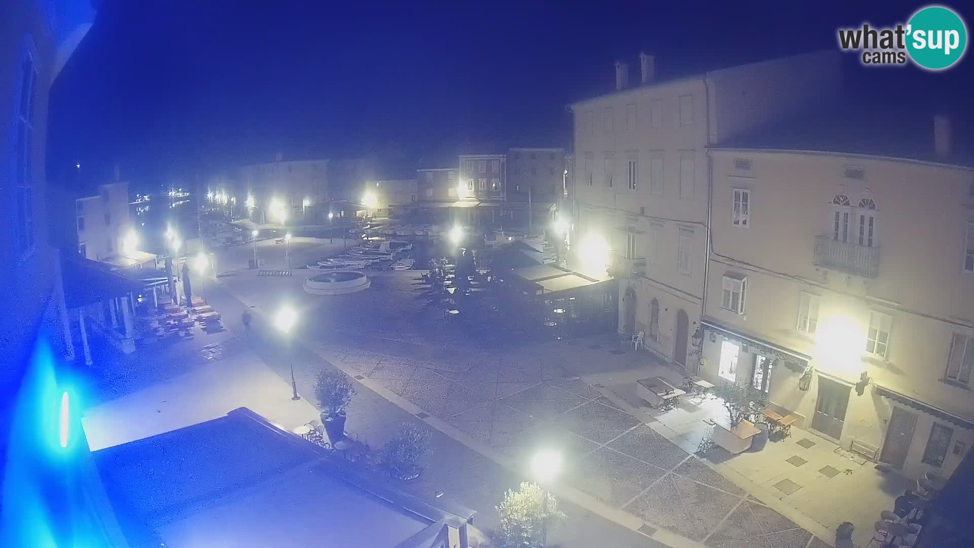 V ŽIVO spletna kamera Cres mesto – glavni trg in “mandrač” – otok Cres – Hrvaška