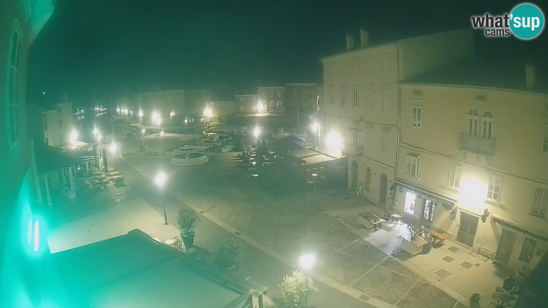 Web kamera Grad Cres – glavni trg i “mandrač” – otok Cres