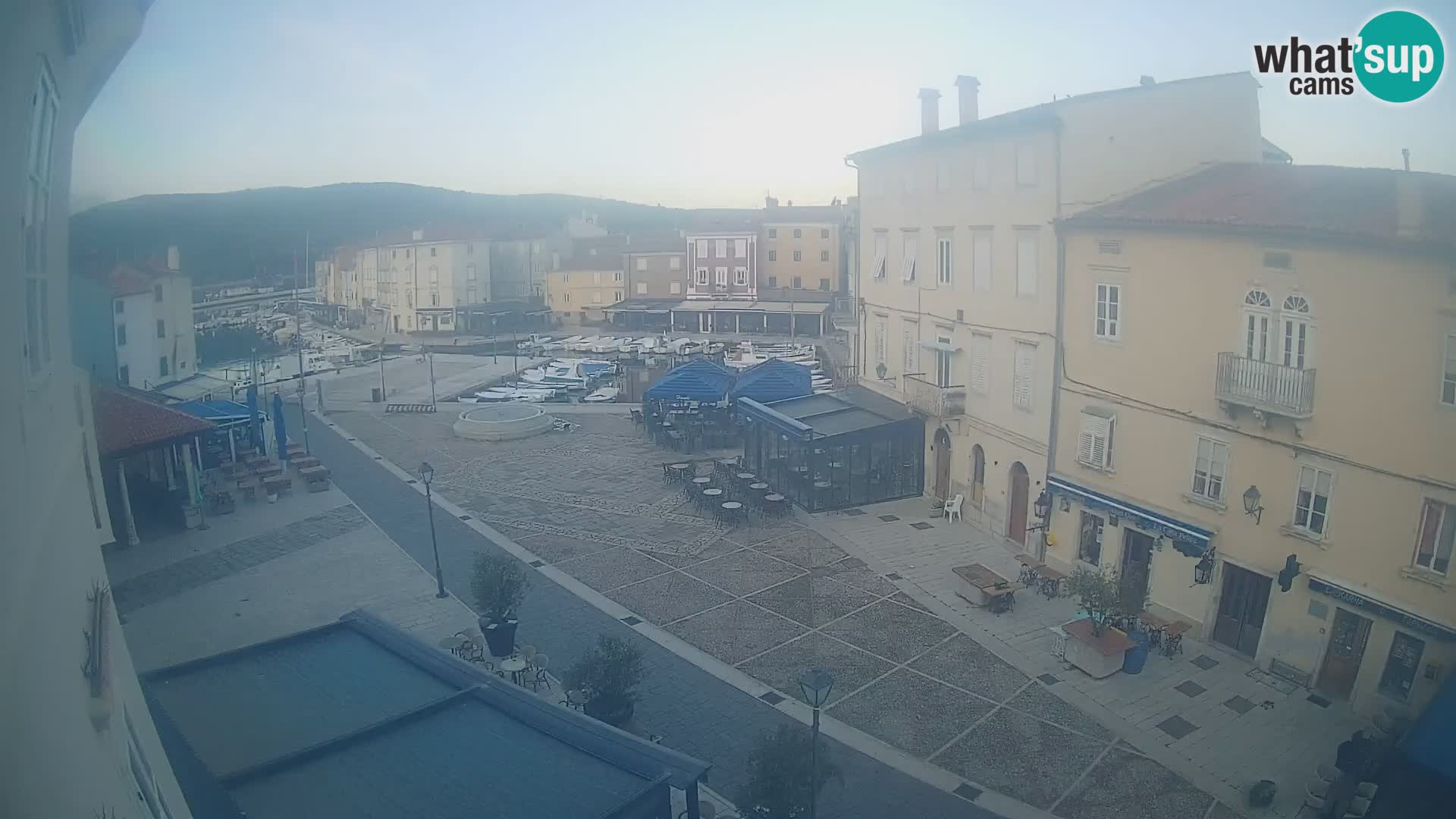 Cámara en vivo ciudad de Cres – plaza principal y “mandrač” – isla de Cres – Croacia