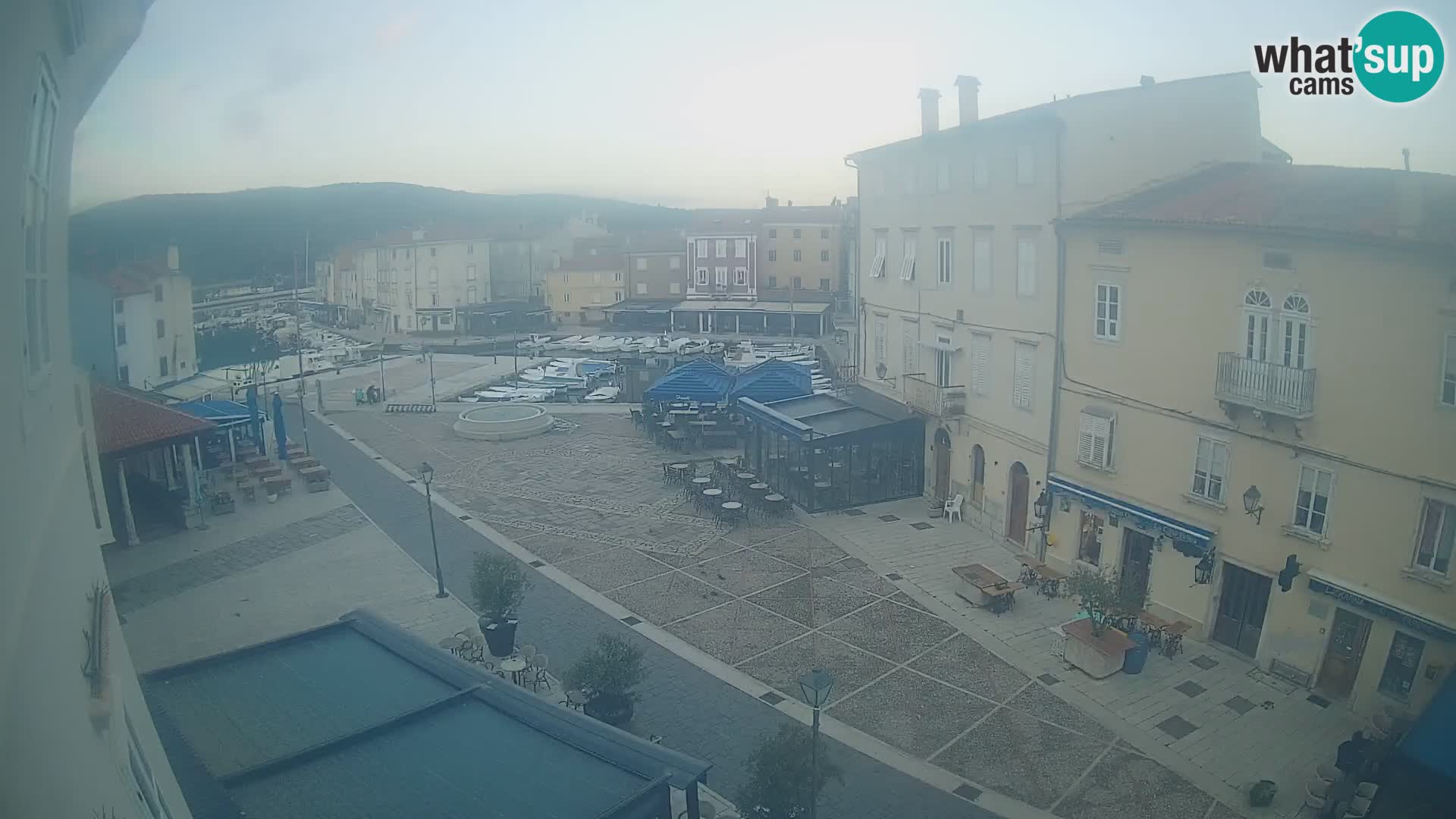 Cámara en vivo ciudad de Cres – plaza principal y “mandrač” – isla de Cres – Croacia