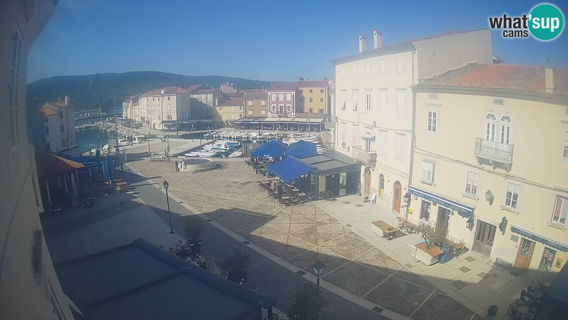 Kamera v ŽIVO Cres mesto – glavni trg in “mandrač” – otok Cres – Hrvaška
