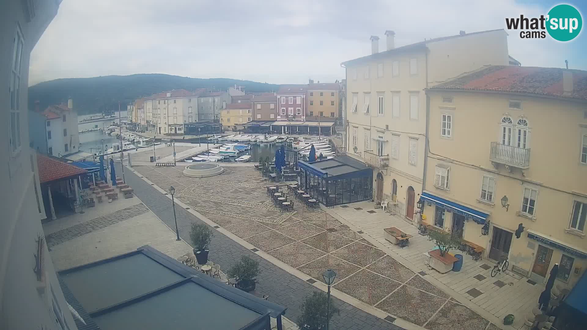 LIVE cam Cres city – place principale et “mandrač” – île de Cres – Croatie