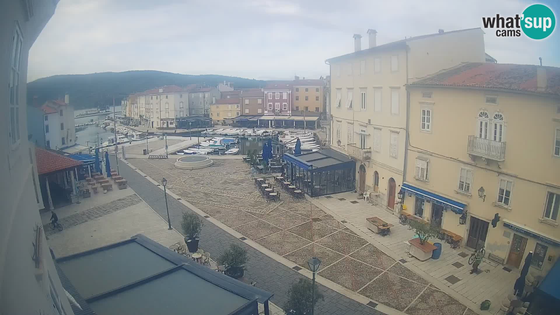 Web kamera Grad Cres – glavni trg i “mandrač” – otok Cres