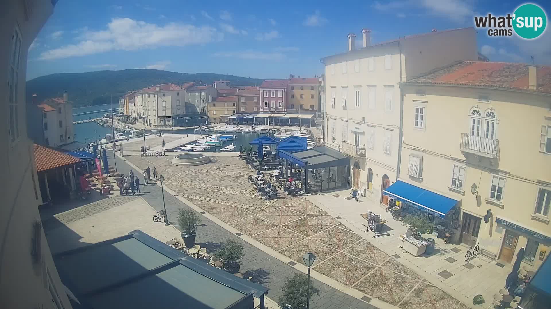 Web kamera Grad Cres – glavni trg i “mandrač” – otok Cres