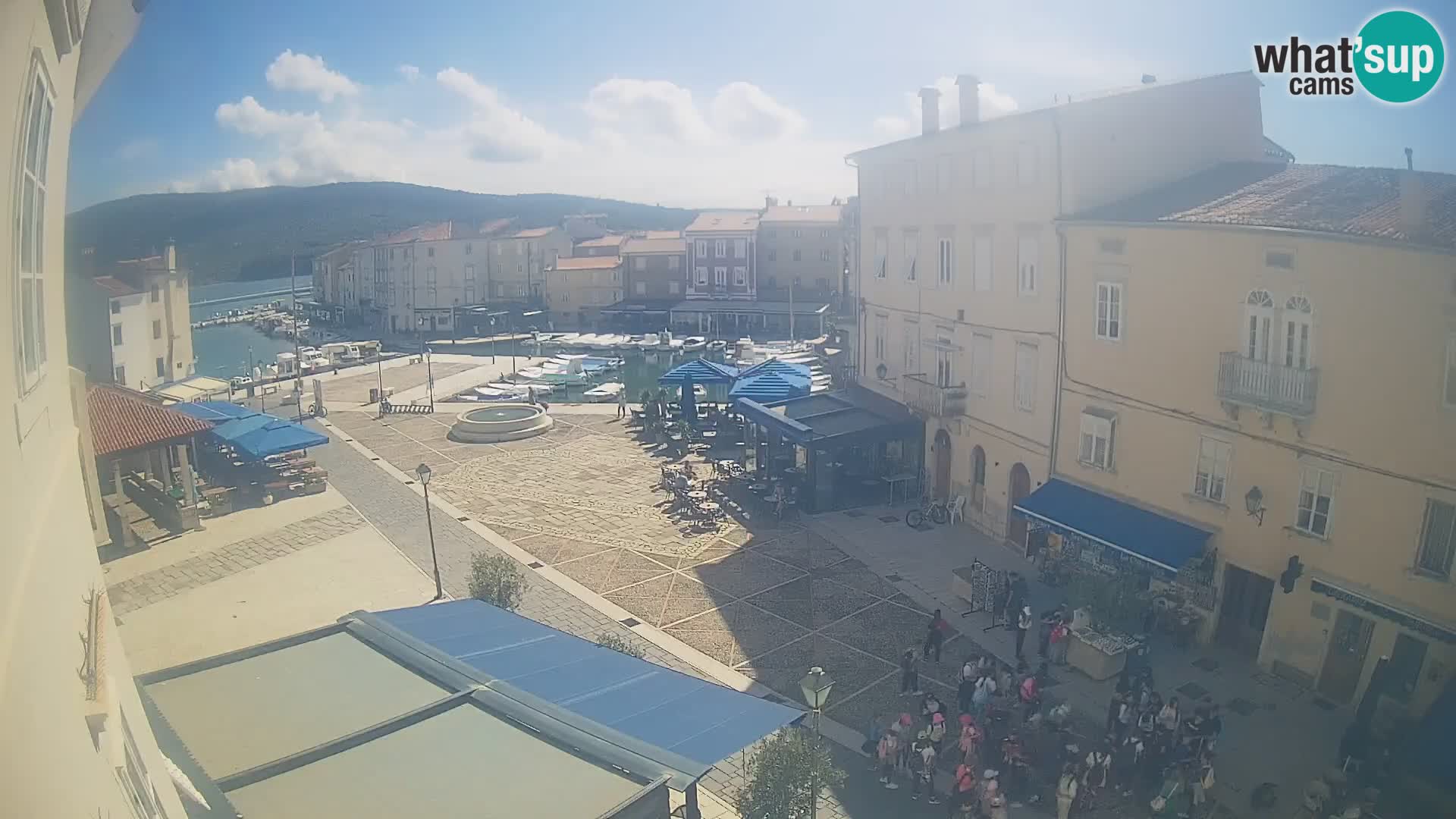 Web kamera Grad Cres – glavni trg i “mandrač” – otok Cres
