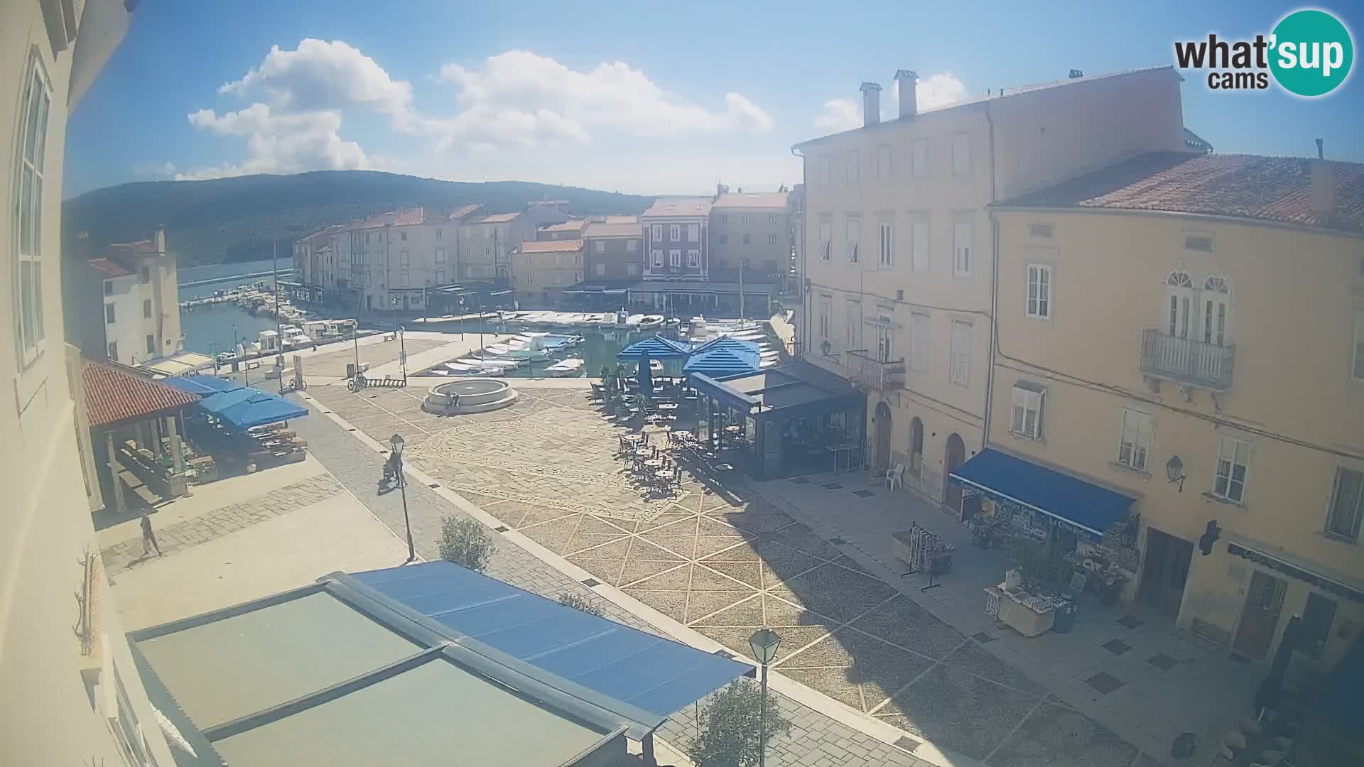 V ŽIVO spletna kamera Cres mesto – glavni trg in “mandrač” – otok Cres – Hrvaška