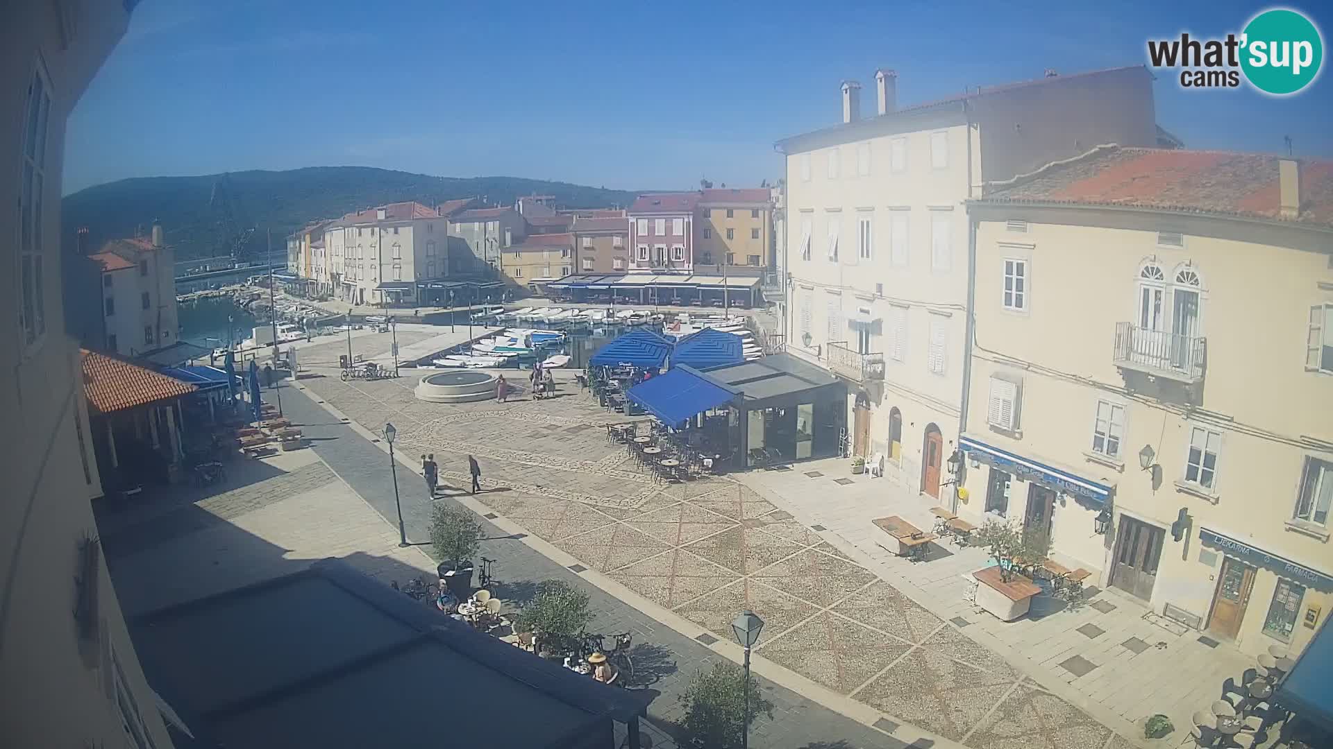 Kamera v ŽIVO Cres mesto – glavni trg in “mandrač” – otok Cres – Hrvaška