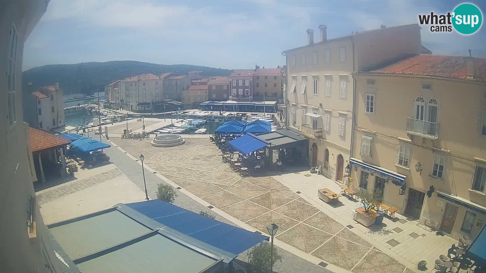 Web kamera Grad Cres – glavni trg i “mandrač” – otok Cres