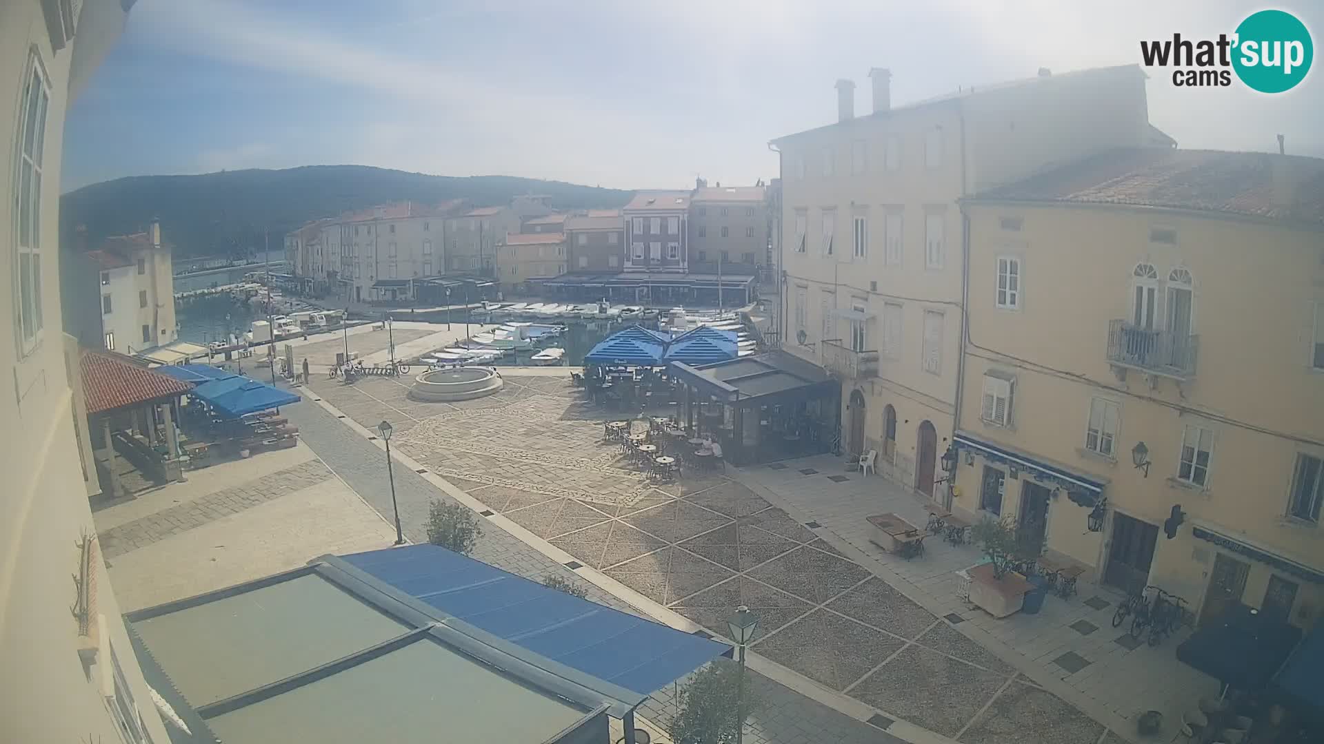 V ŽIVO spletna kamera Cres mesto – glavni trg in “mandrač” – otok Cres – Hrvaška