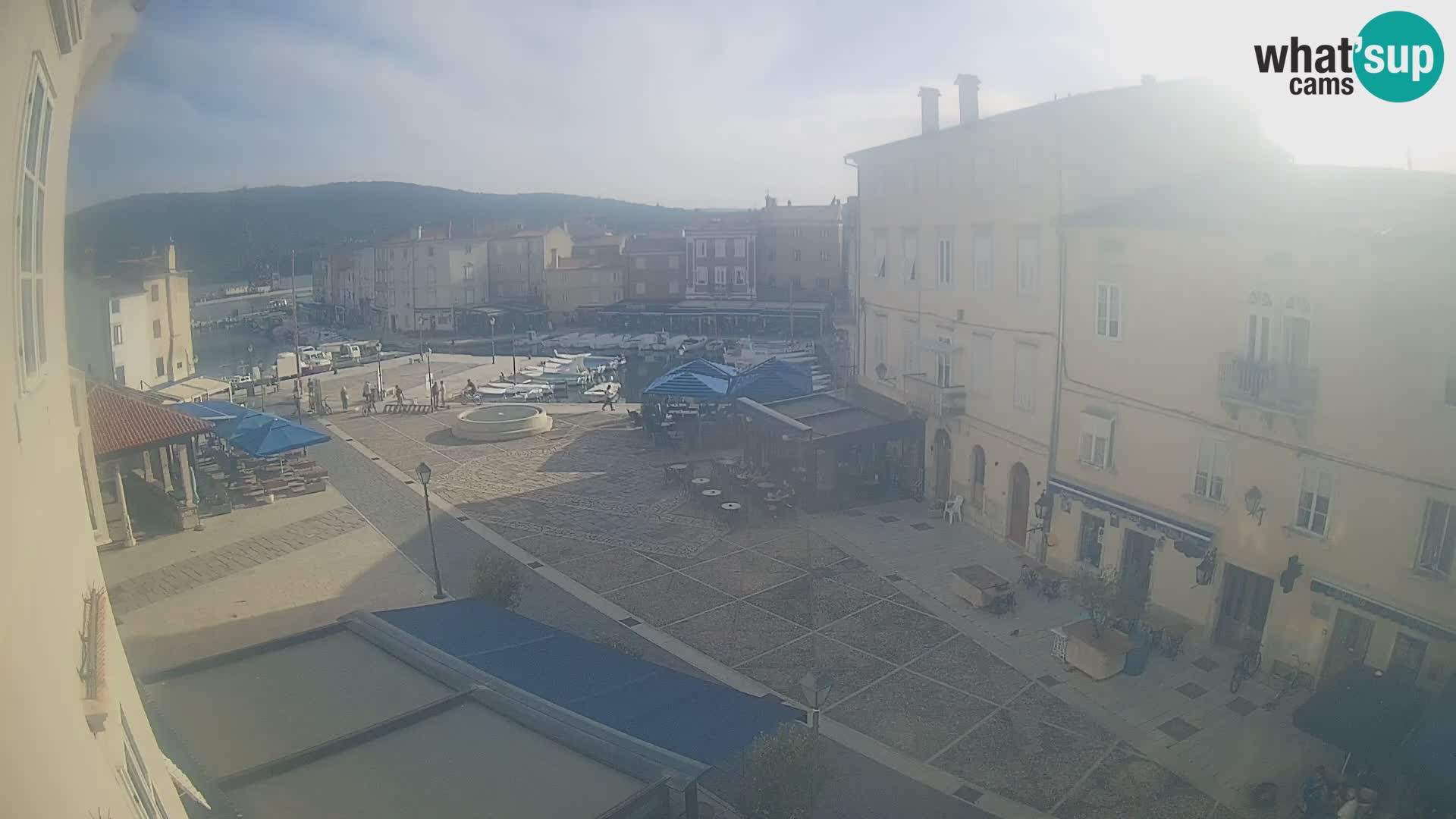 Web kamera Grad Cres – glavni trg i “mandrač” – otok Cres
