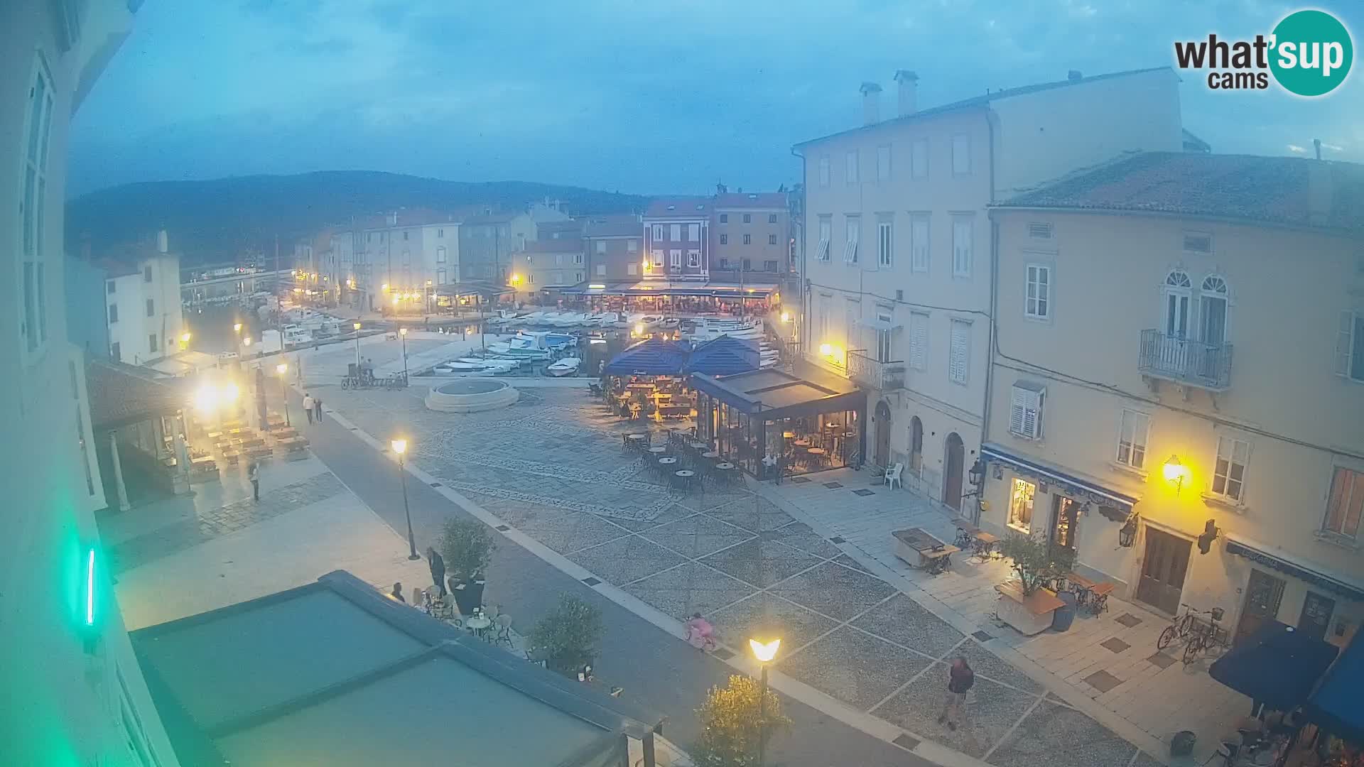 Web kamera Grad Cres – glavni trg i “mandrač” – otok Cres