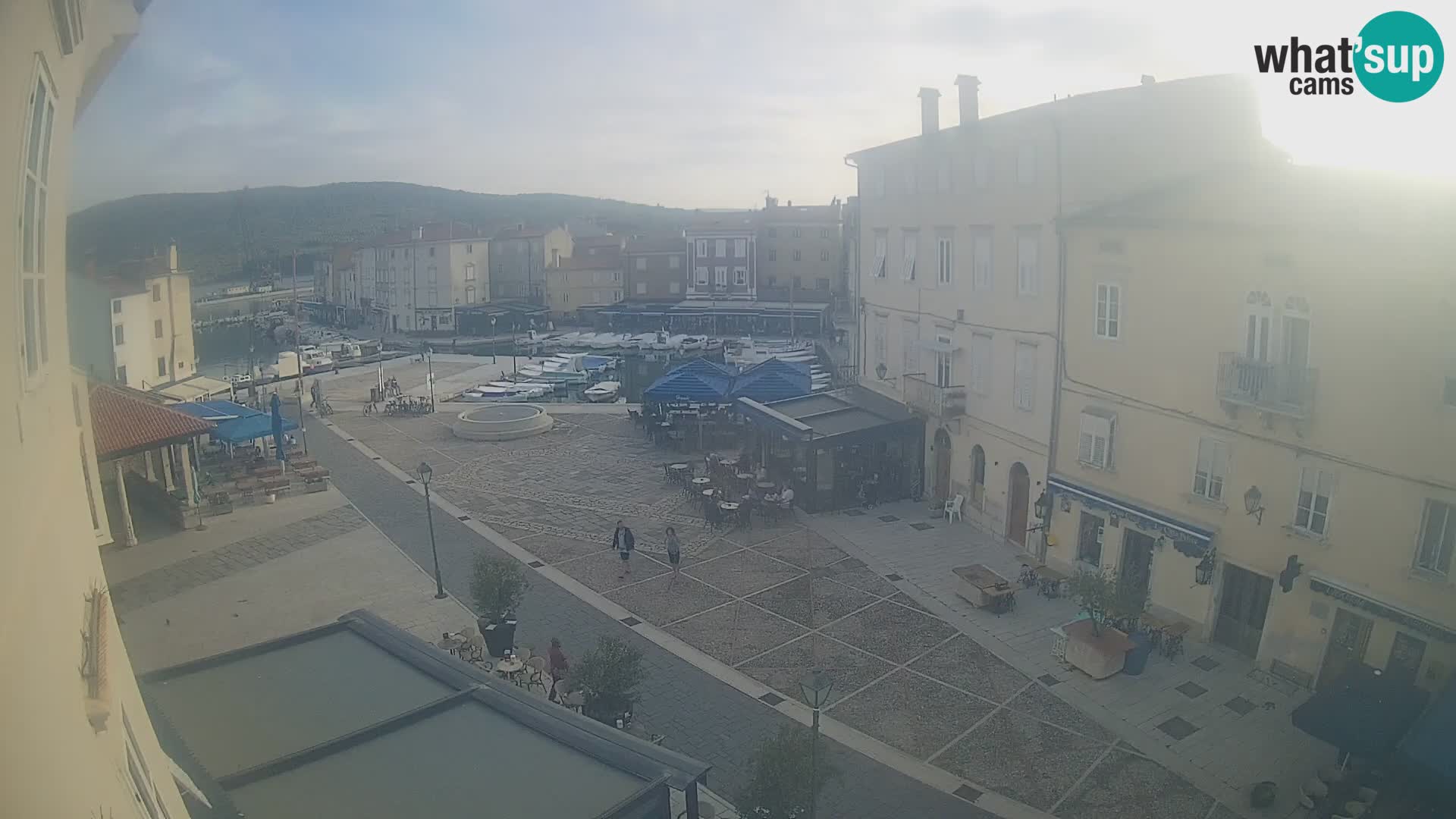 Kamera v ŽIVO Cres mesto – glavni trg in “mandrač” – otok Cres – Hrvaška