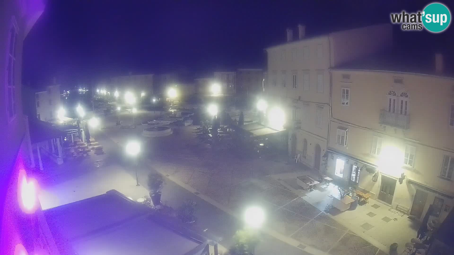 Web kamera Grad Cres – glavni trg i “mandrač” – otok Cres